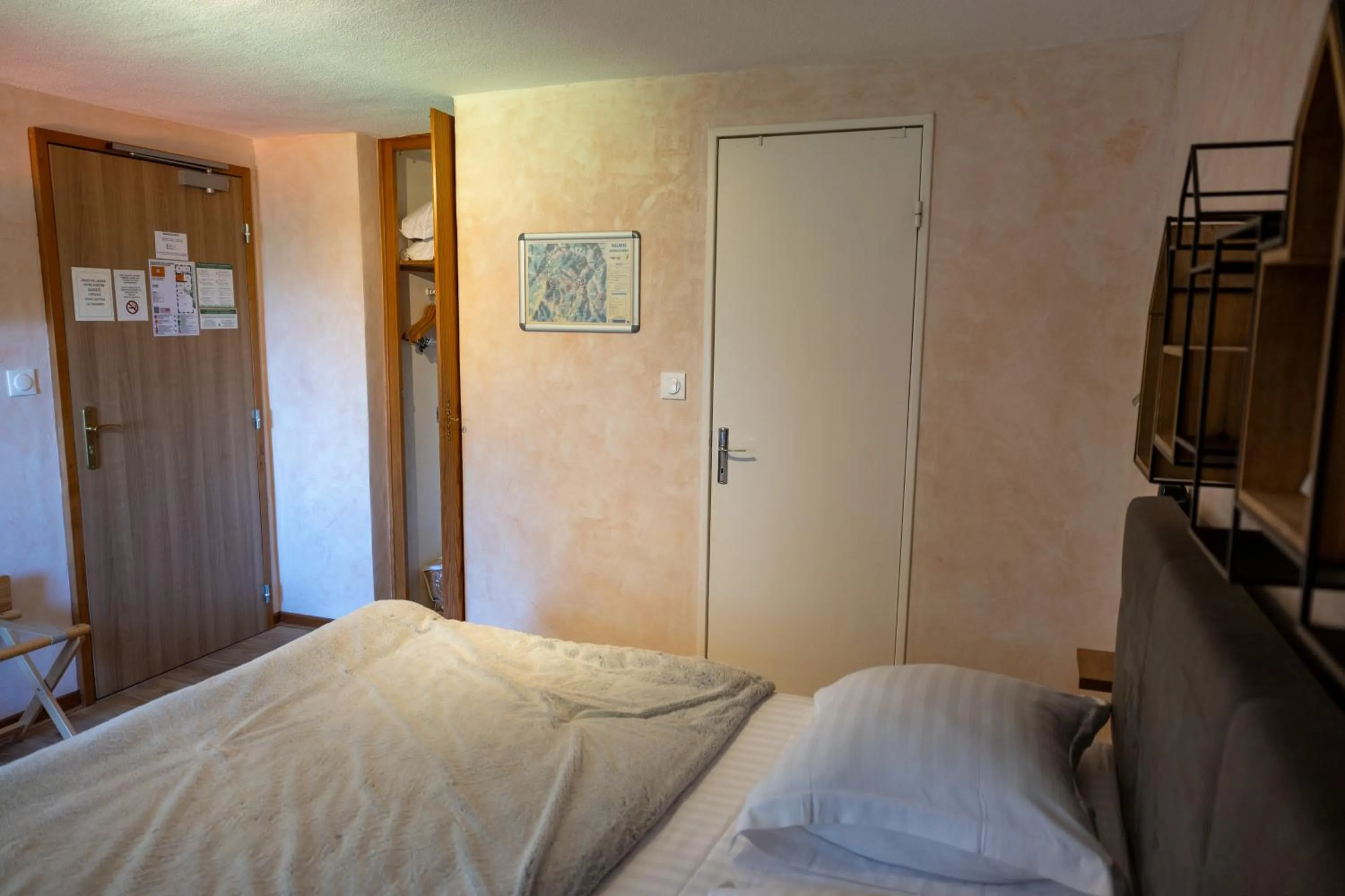 Bedroom, Bed in Le Bouton d'Or