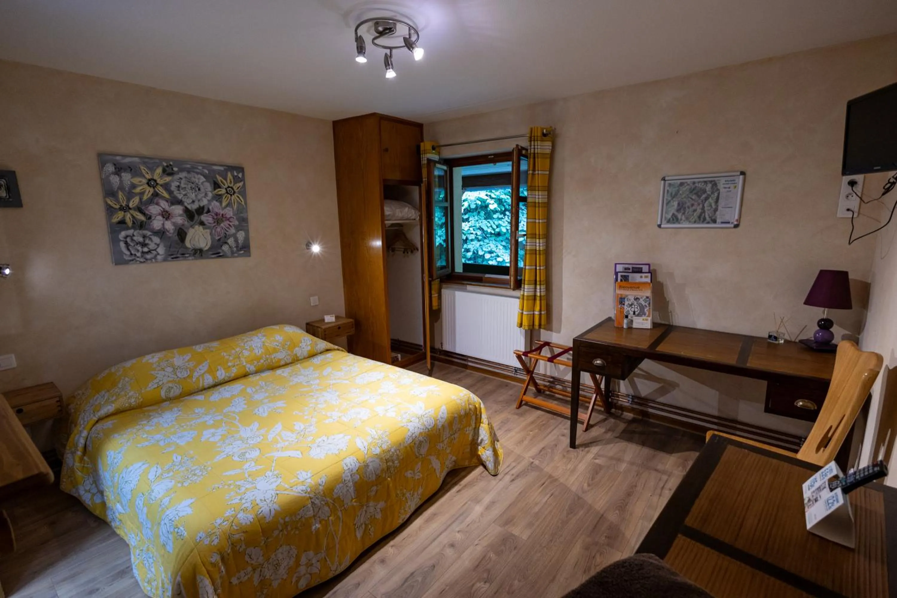 Bedroom, Bed in Le Bouton d'Or