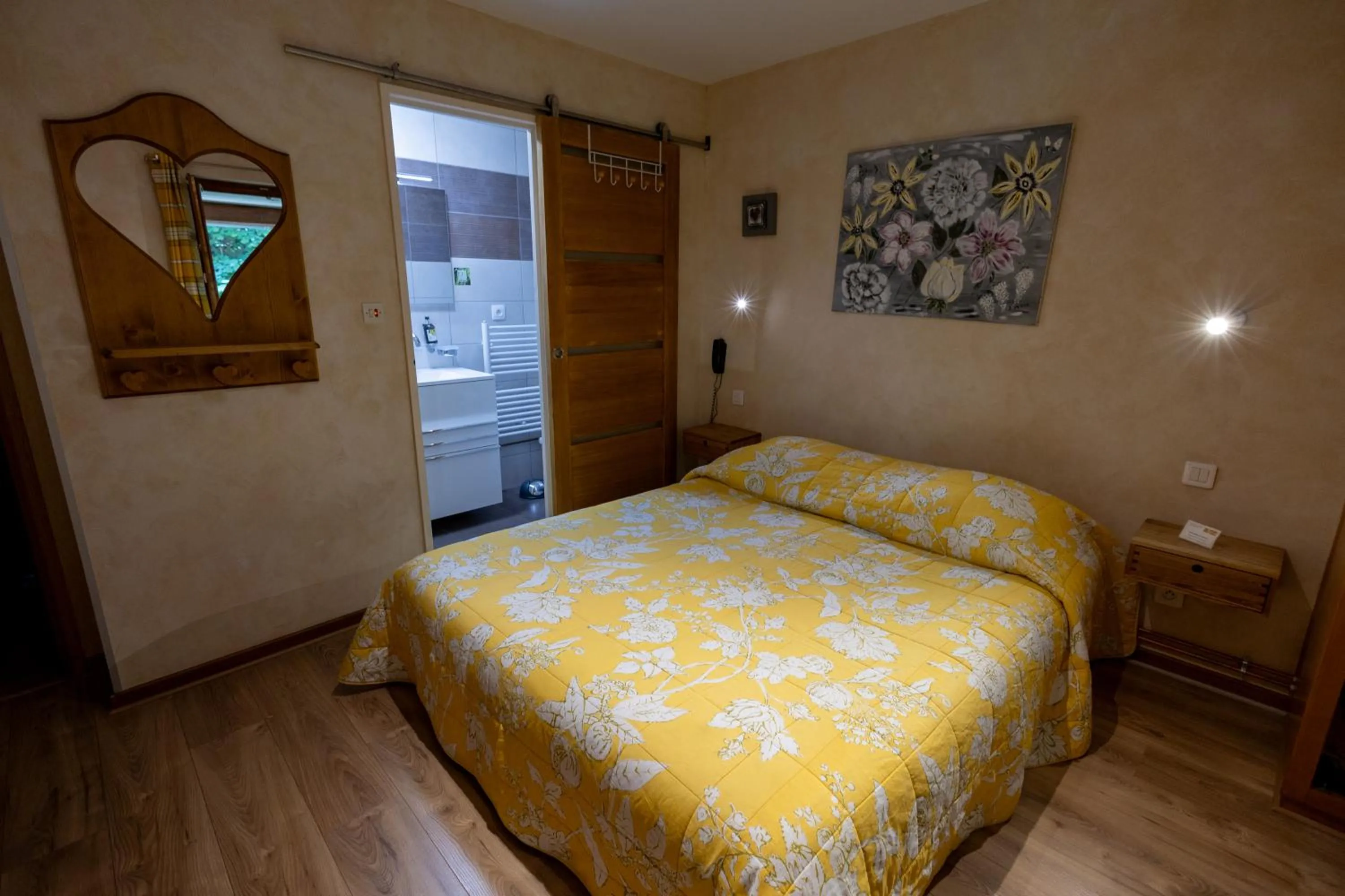 Bedroom, Bed in Le Bouton d'Or