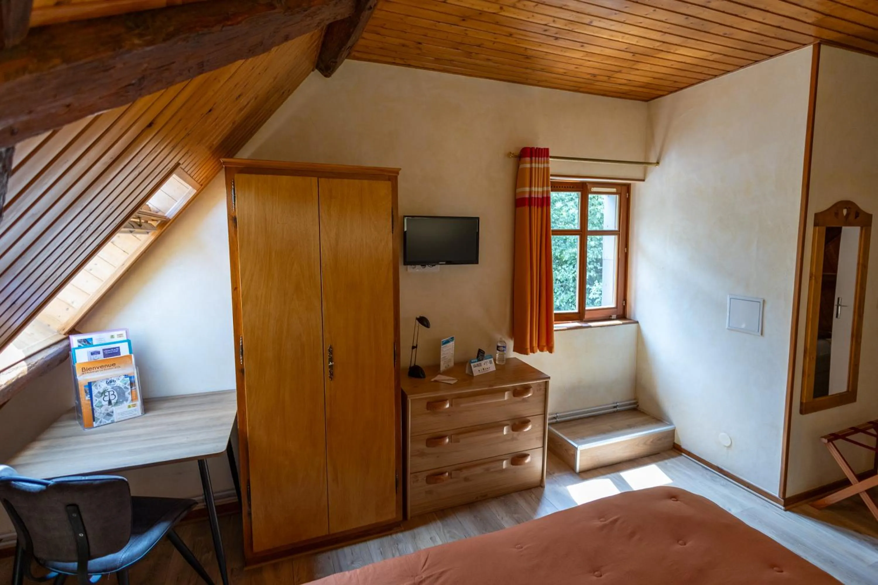 Bedroom, Bed in Le Bouton d'Or