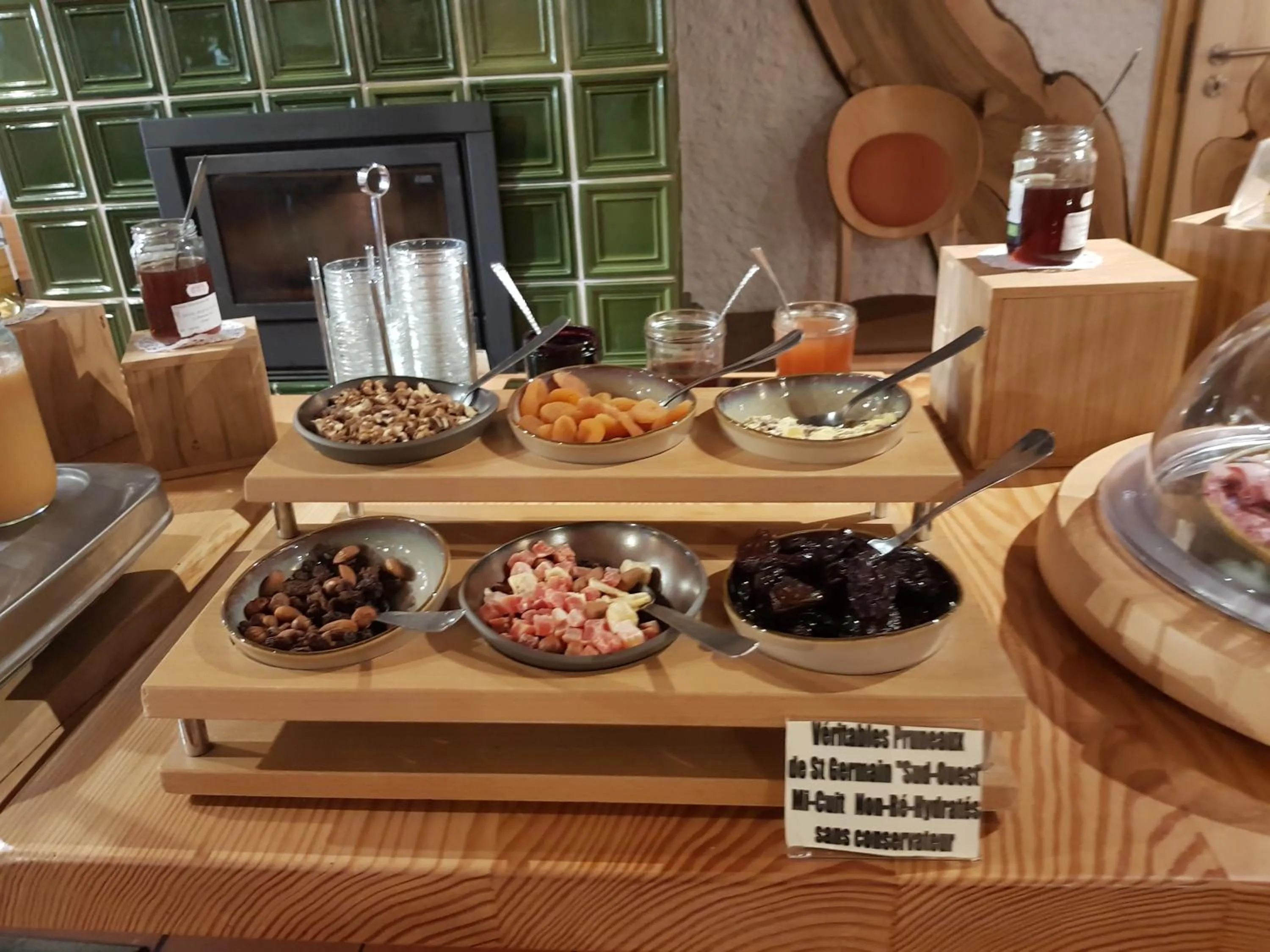 Buffet breakfast in Le Bouton d'Or