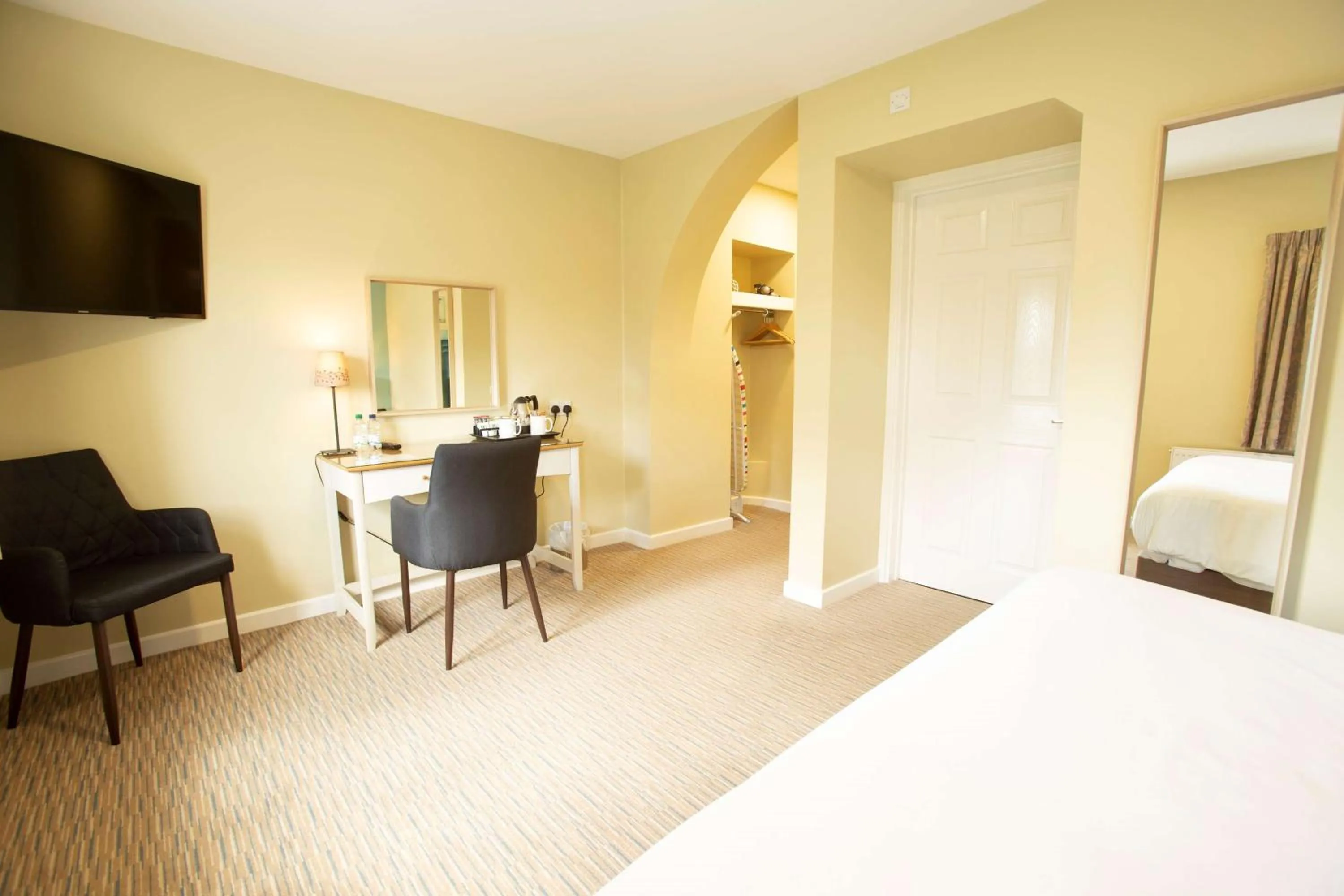 Photo of the whole room, Bed in The Bridge House; BW Signature Collection