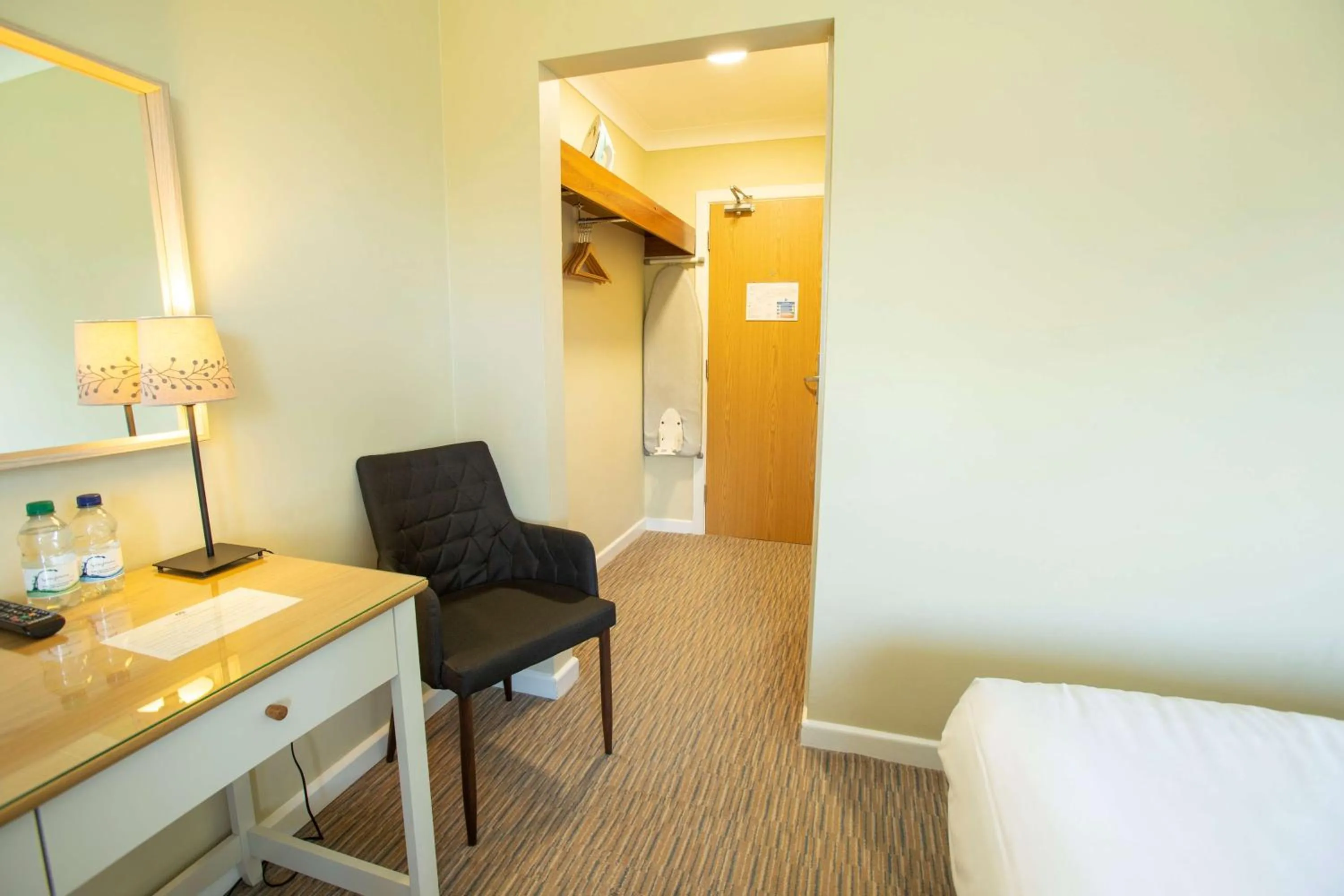 Seating area, Bed in The Bridge House; BW Signature Collection