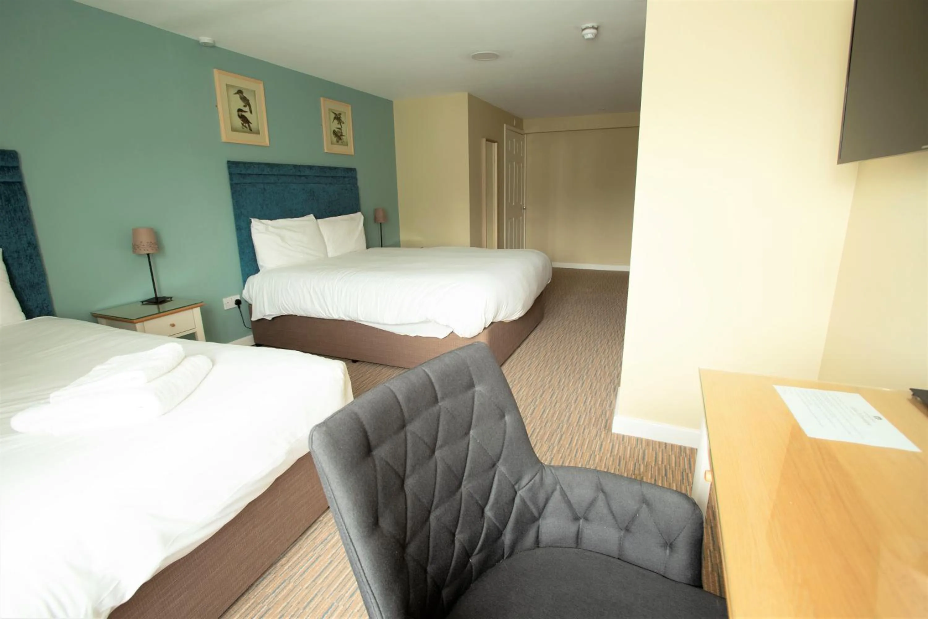 Photo of the whole room, Bed in The Bridge House; BW Signature Collection