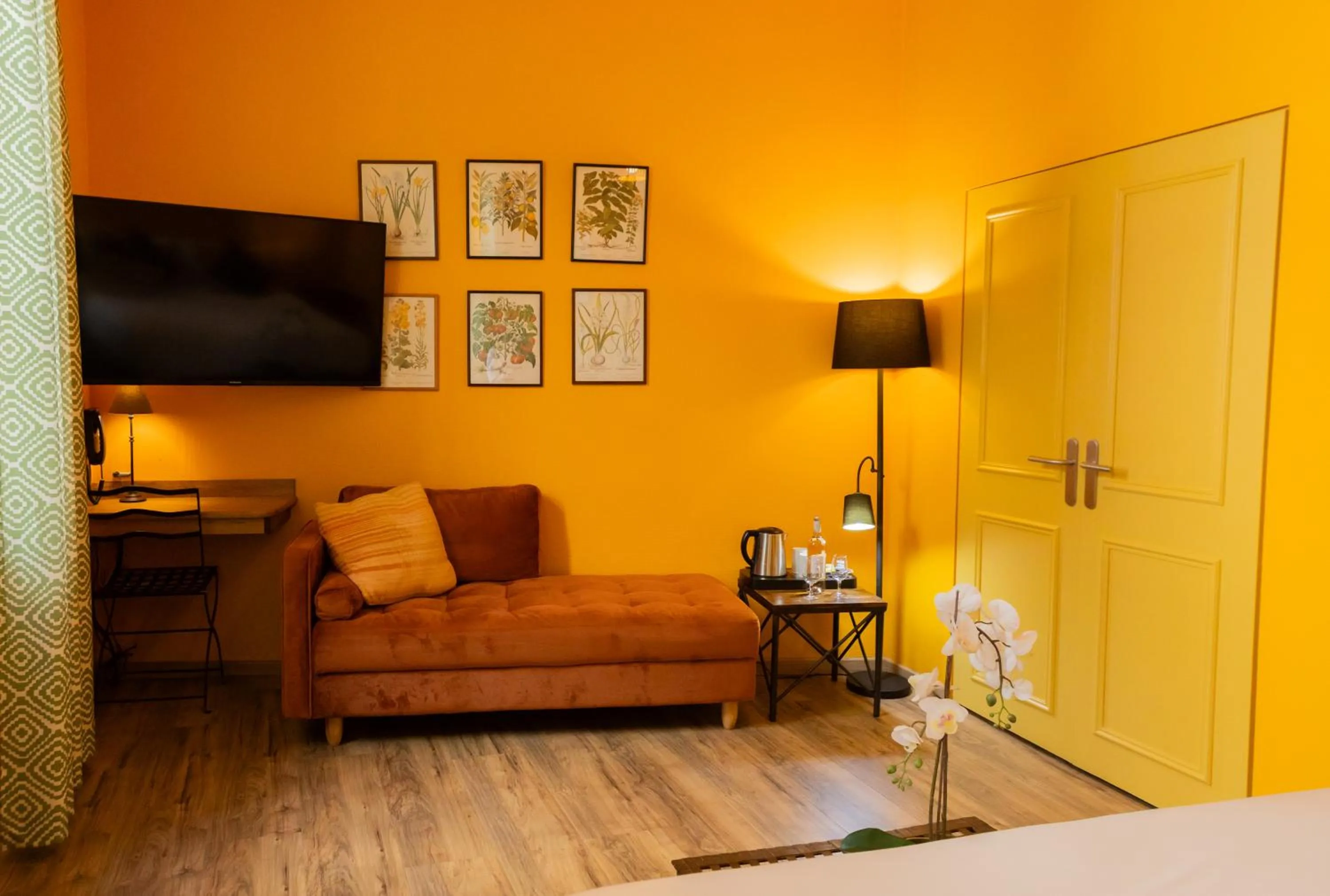 Seating area, Bed in Garlande Hôtel Avignon Centre