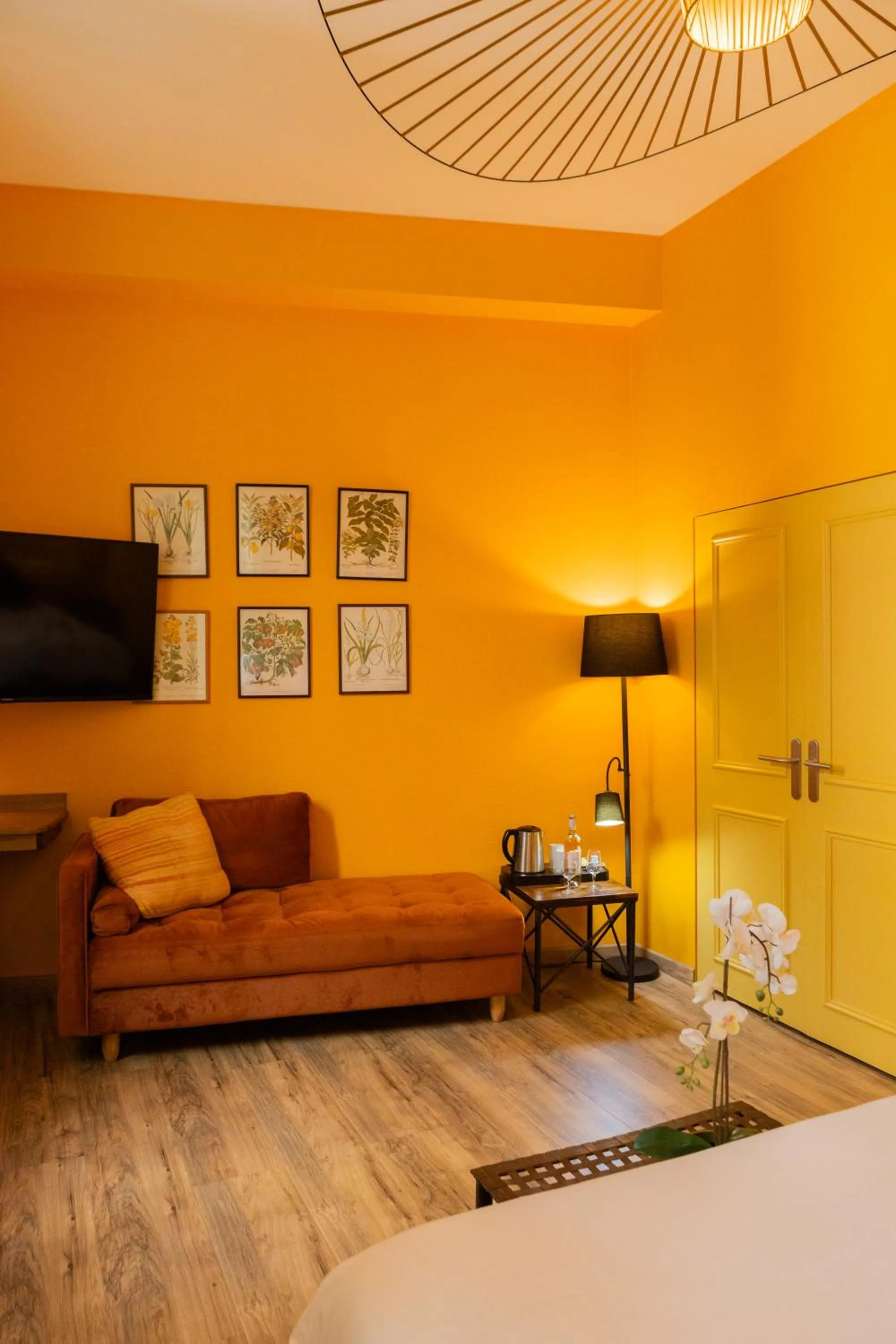 Seating area, Bed in Garlande Hôtel Avignon Centre