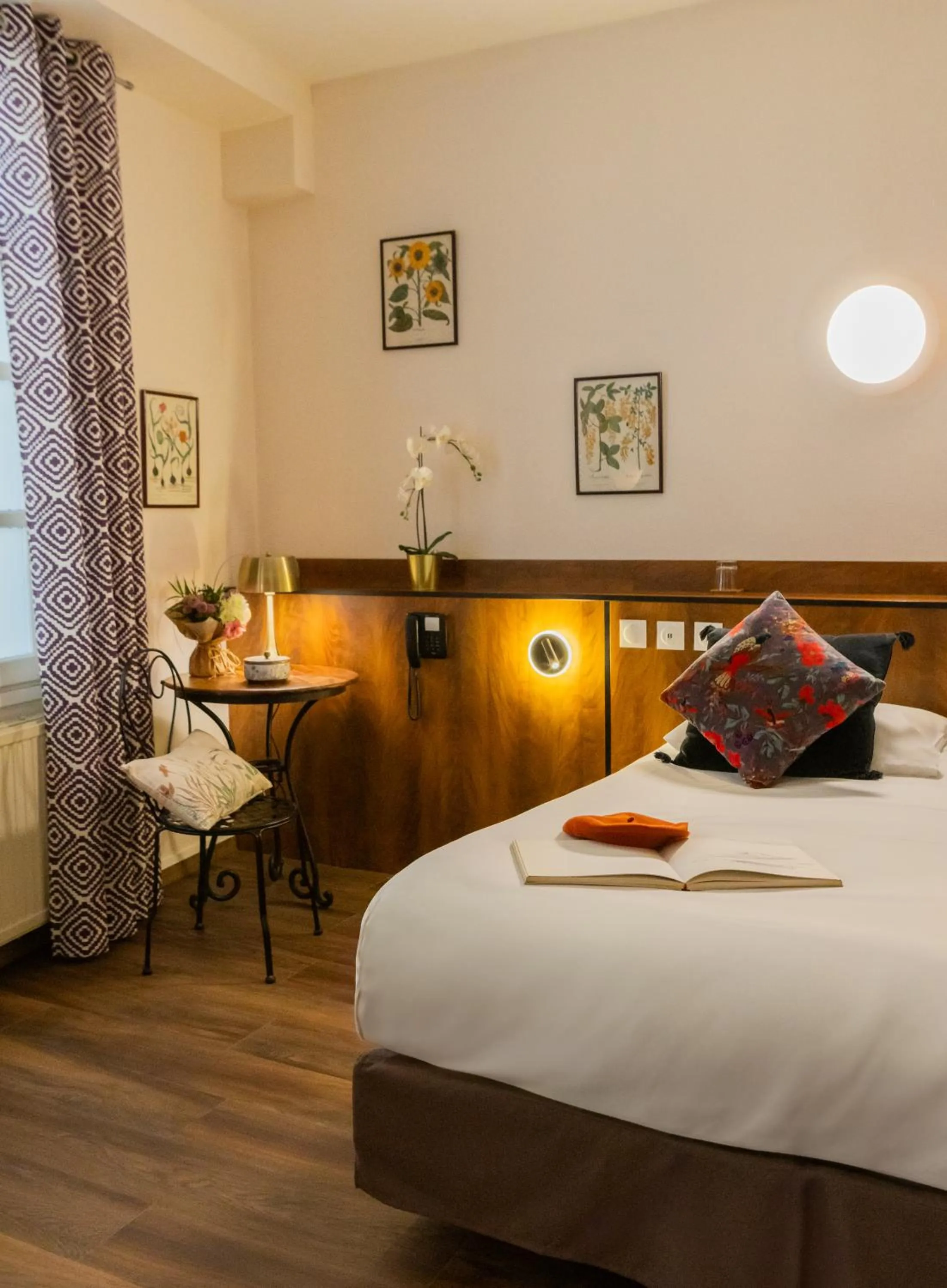 Decorative detail, Bed in Garlande Hôtel Avignon Centre