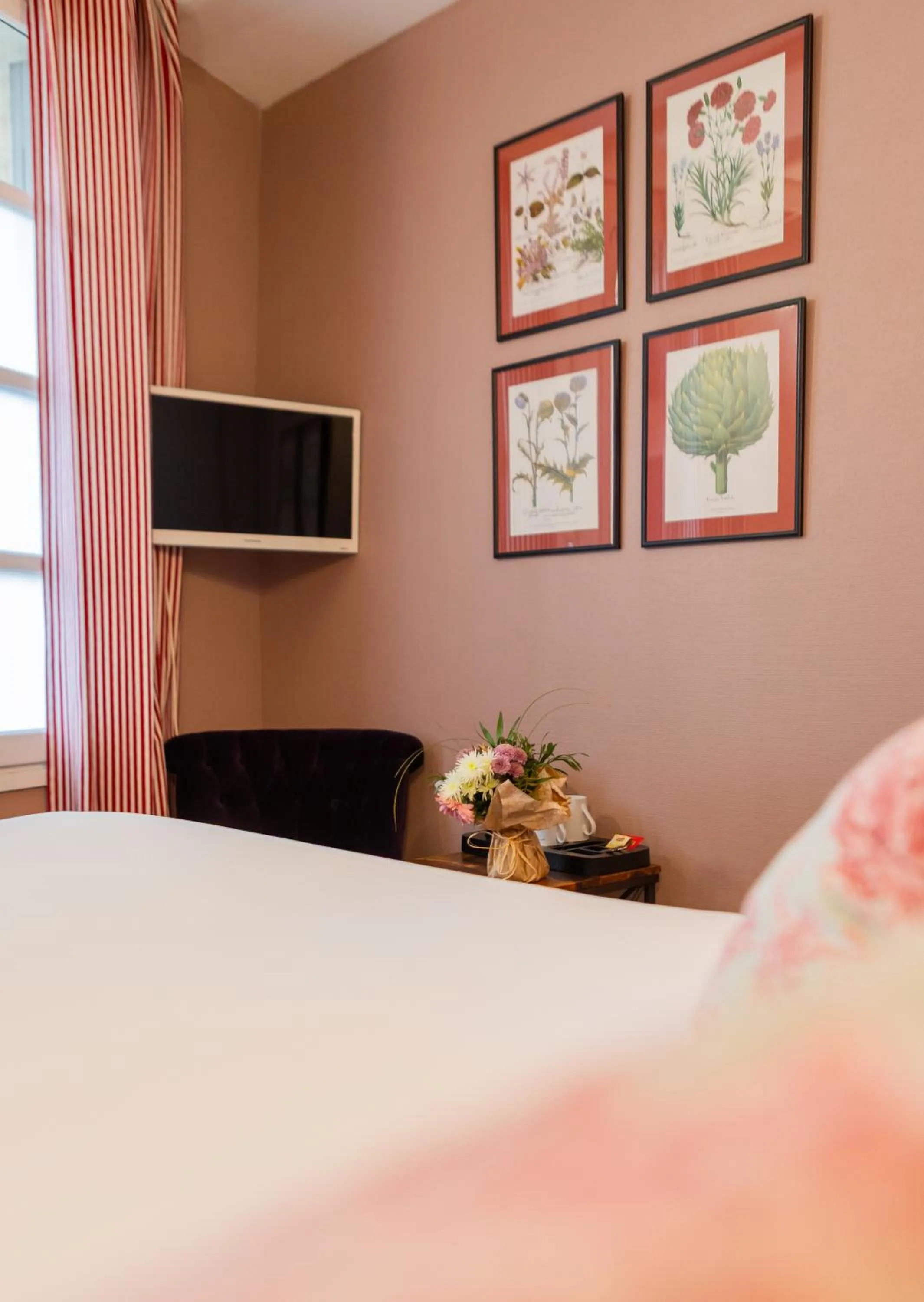 Decorative detail, Bed in Garlande Hôtel Avignon Centre