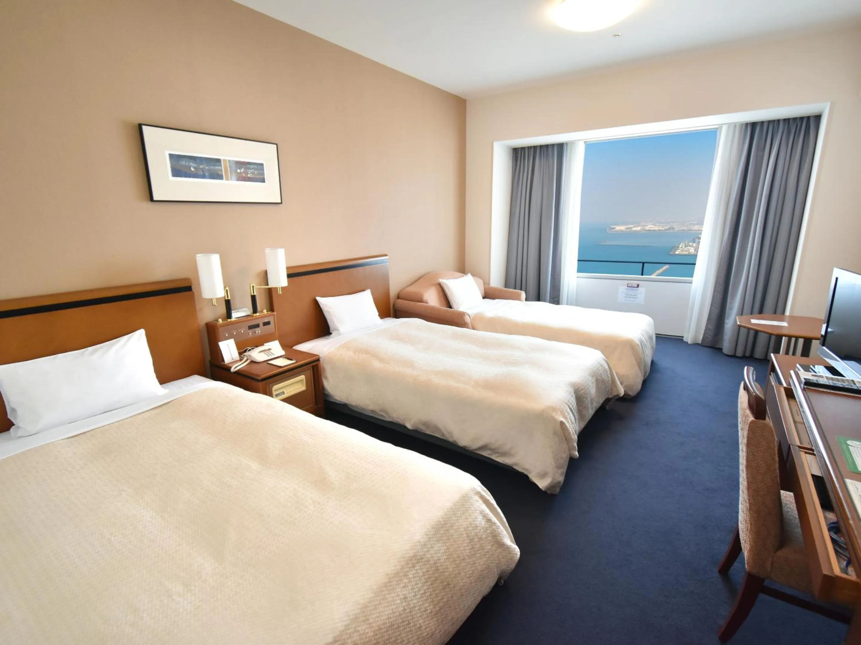 Photo of the whole room, Bed in Star Gate Hotel Kansai Airport