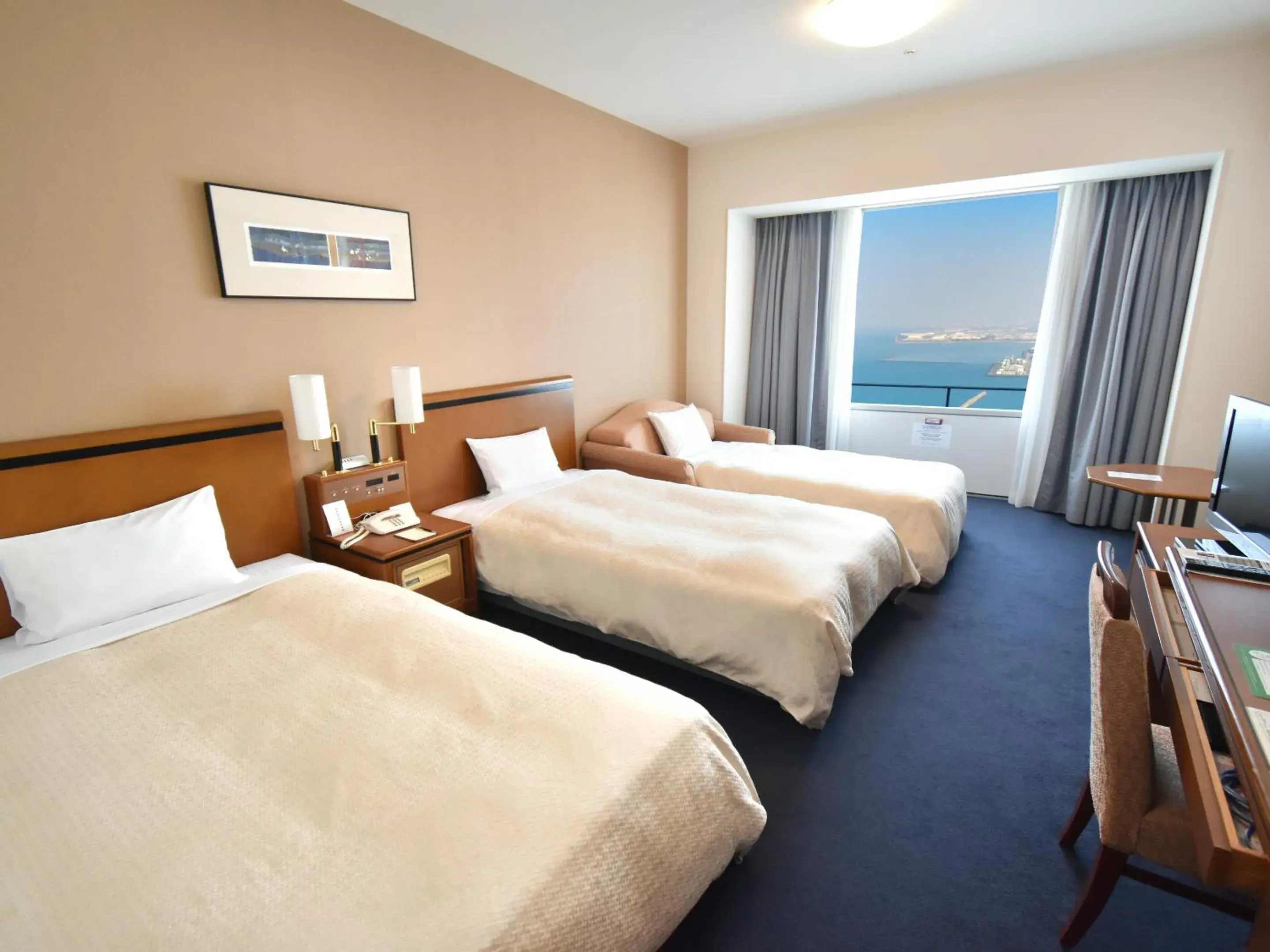 Superior Twin Room with Extra Bed - Smoking in Star Gate Hotel Kansai Airport Superior Twin Room with Extra Bed - Smoking in Star Gate Hotel Kansai Airport