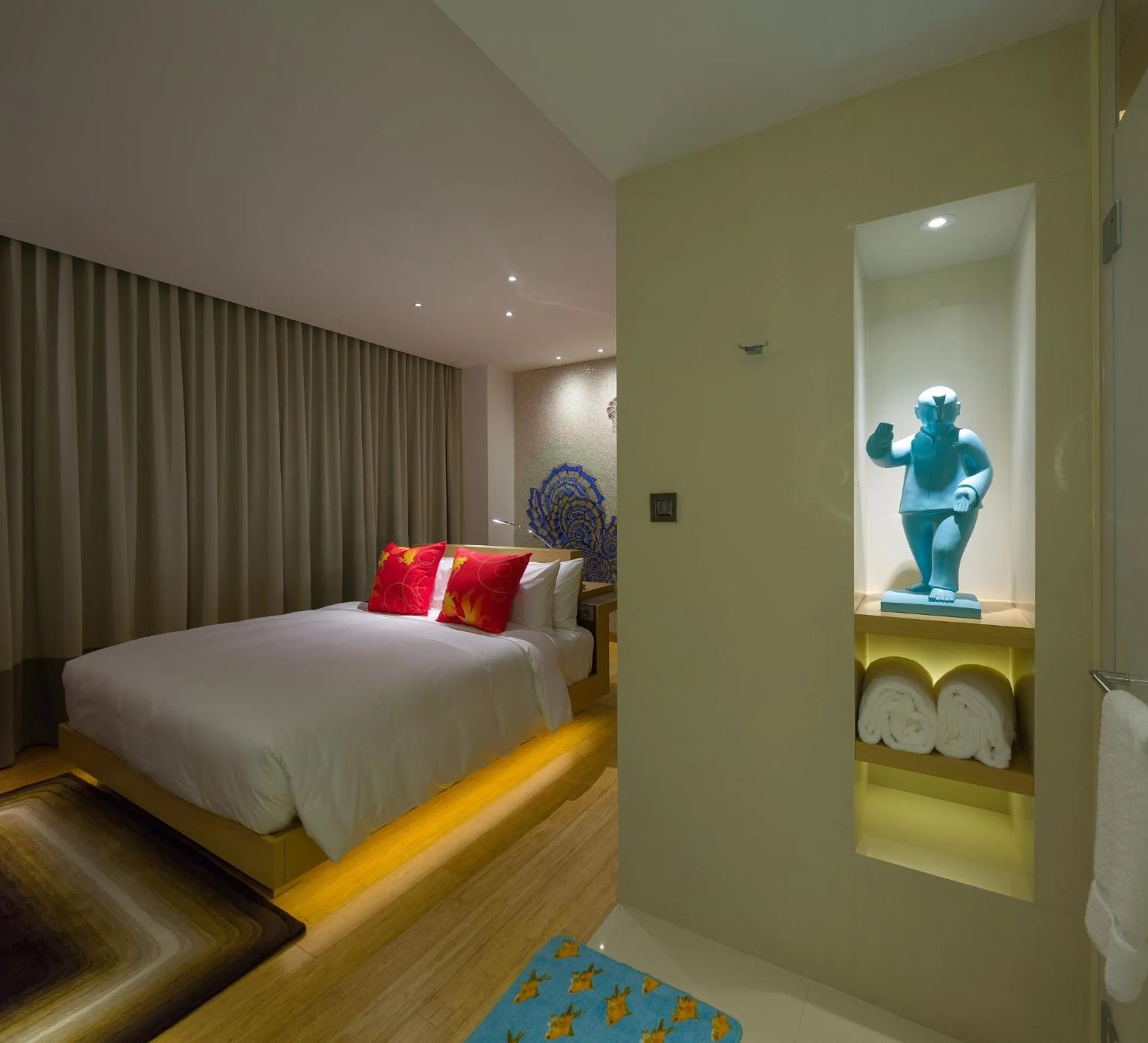 Photo of the whole room, Bed in Hotel Indigo Hong Kong Island by IHG