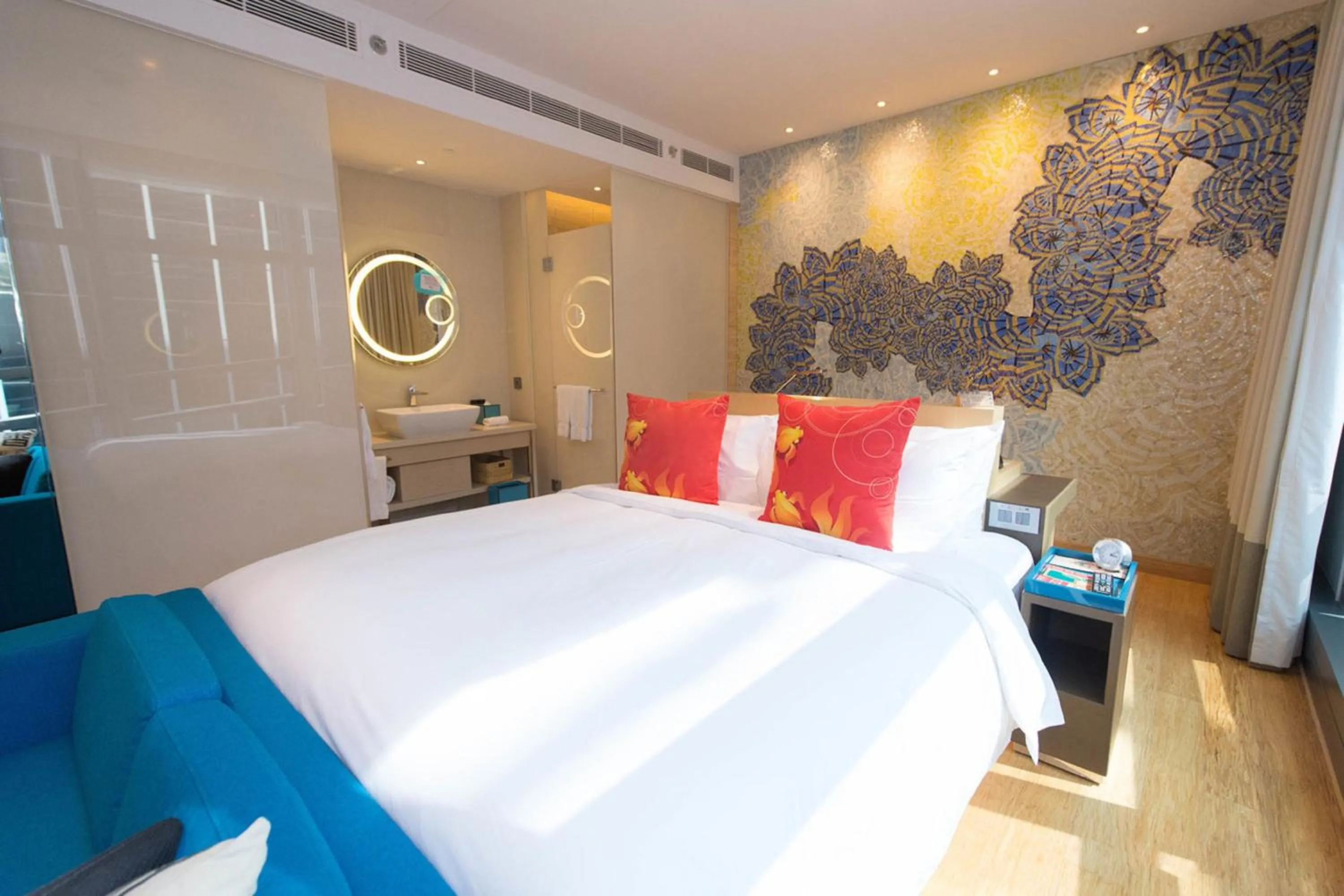 Photo of the whole room, Bed in Hotel Indigo Hong Kong Island by IHG
