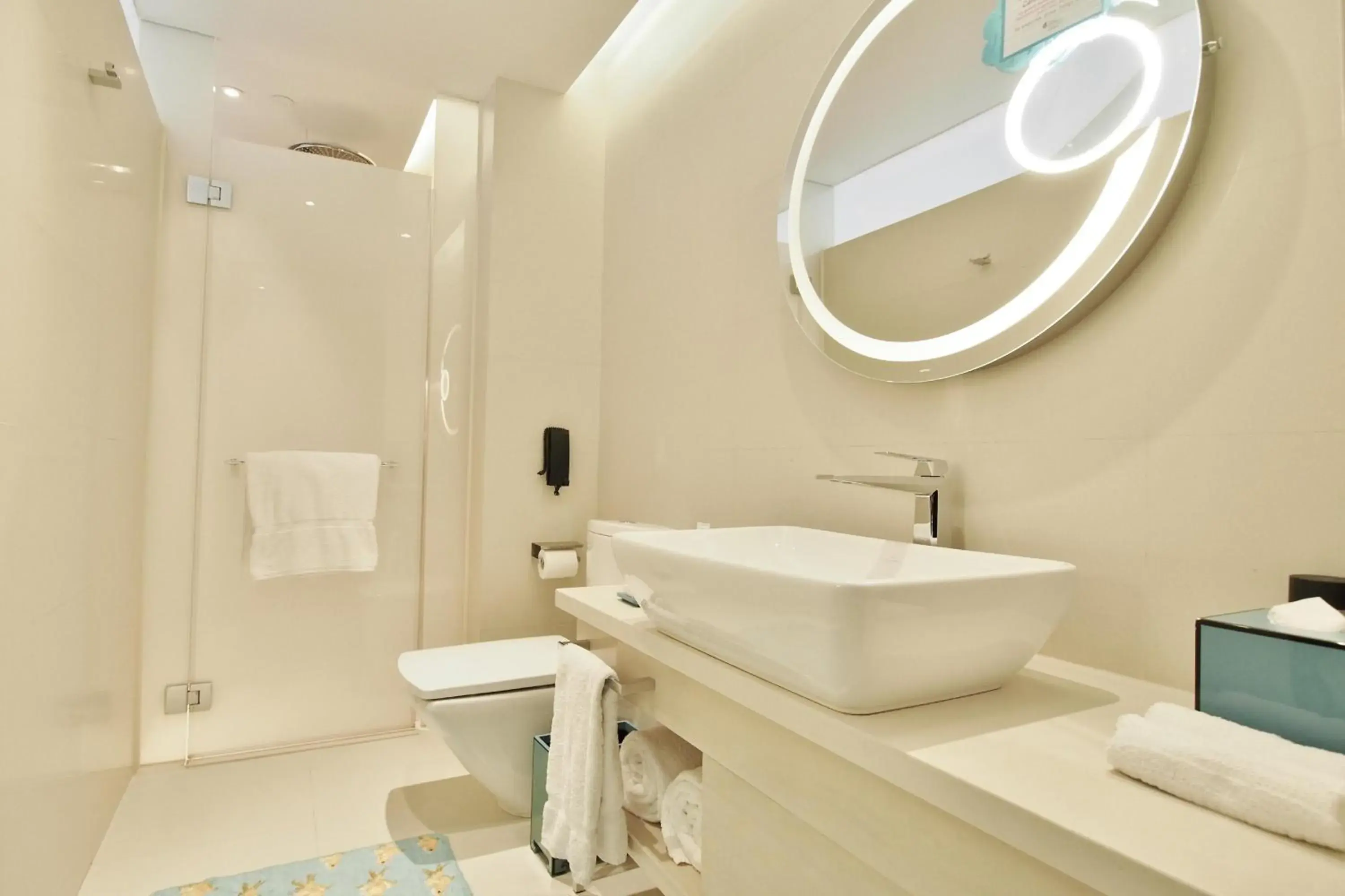 Standard Twin Room in Hotel Indigo Hong Kong Island by IHG Standard Twin Room in Hotel Indigo Hong Kong Island by IHG