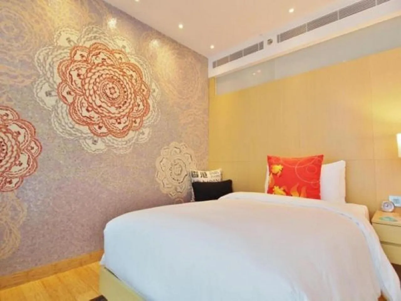 Bed in Hotel Indigo Hong Kong Island by IHG