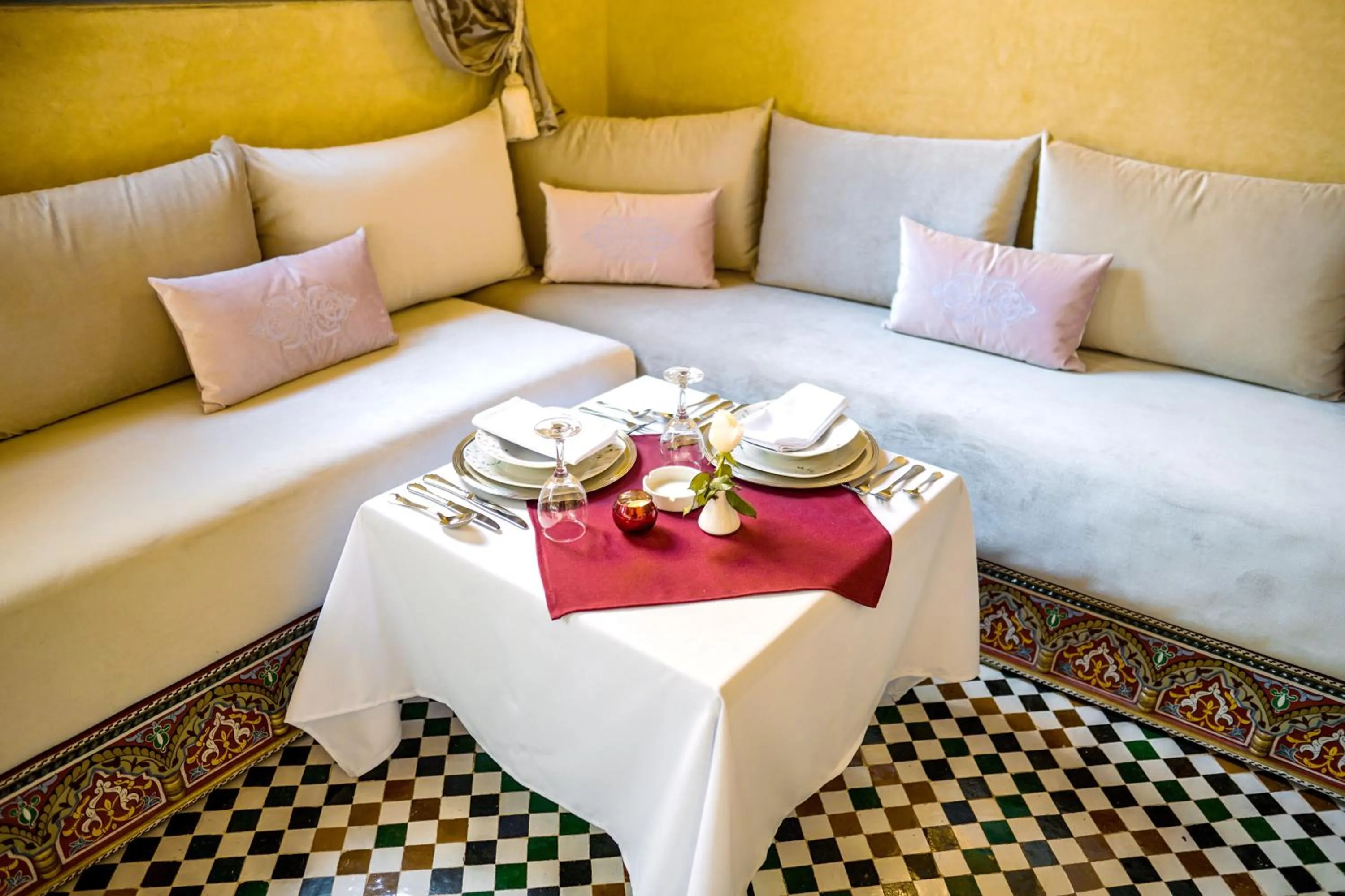 Restaurant/places to eat in Riad Zidania