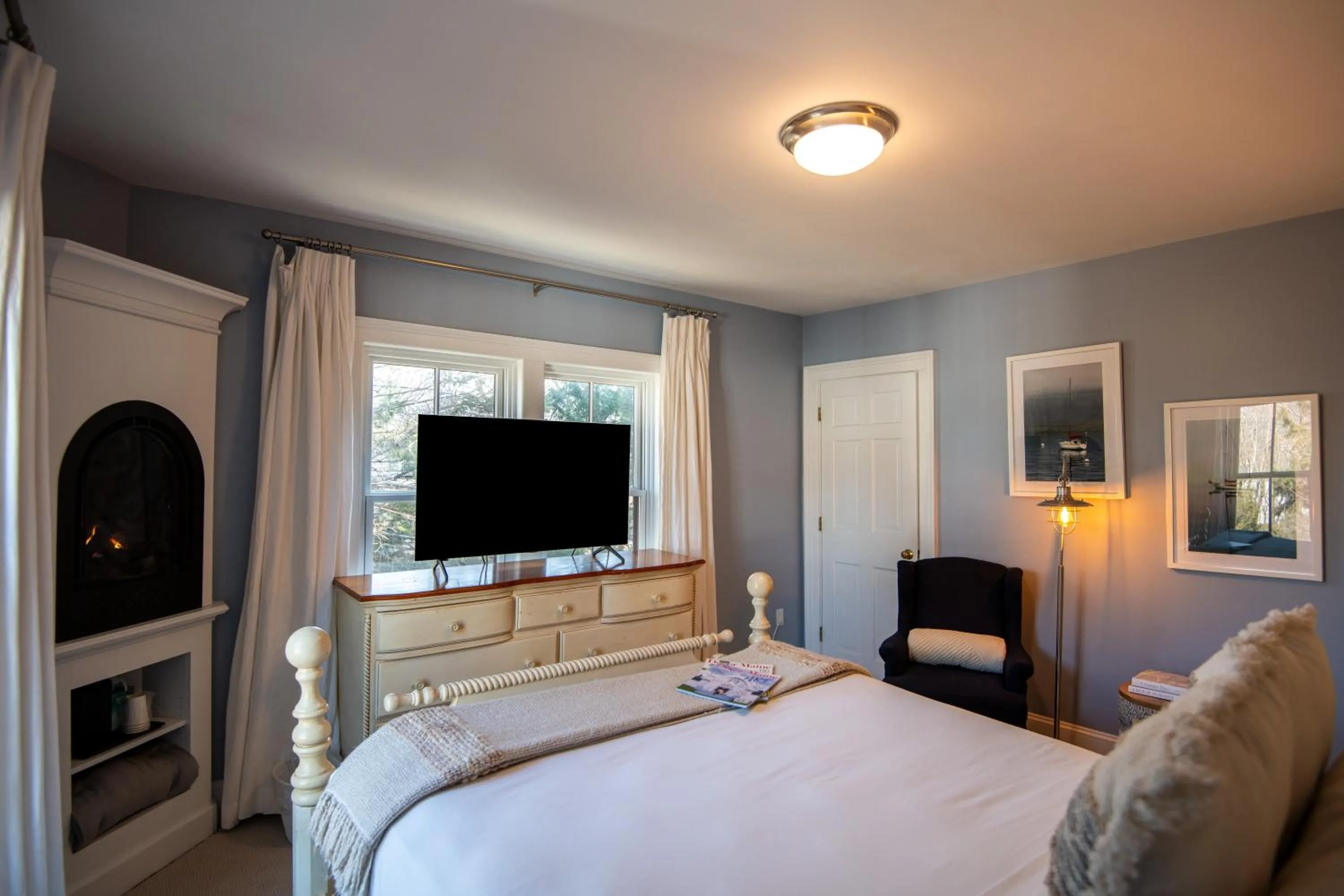 Photo of the whole room, Bed in The Primrose