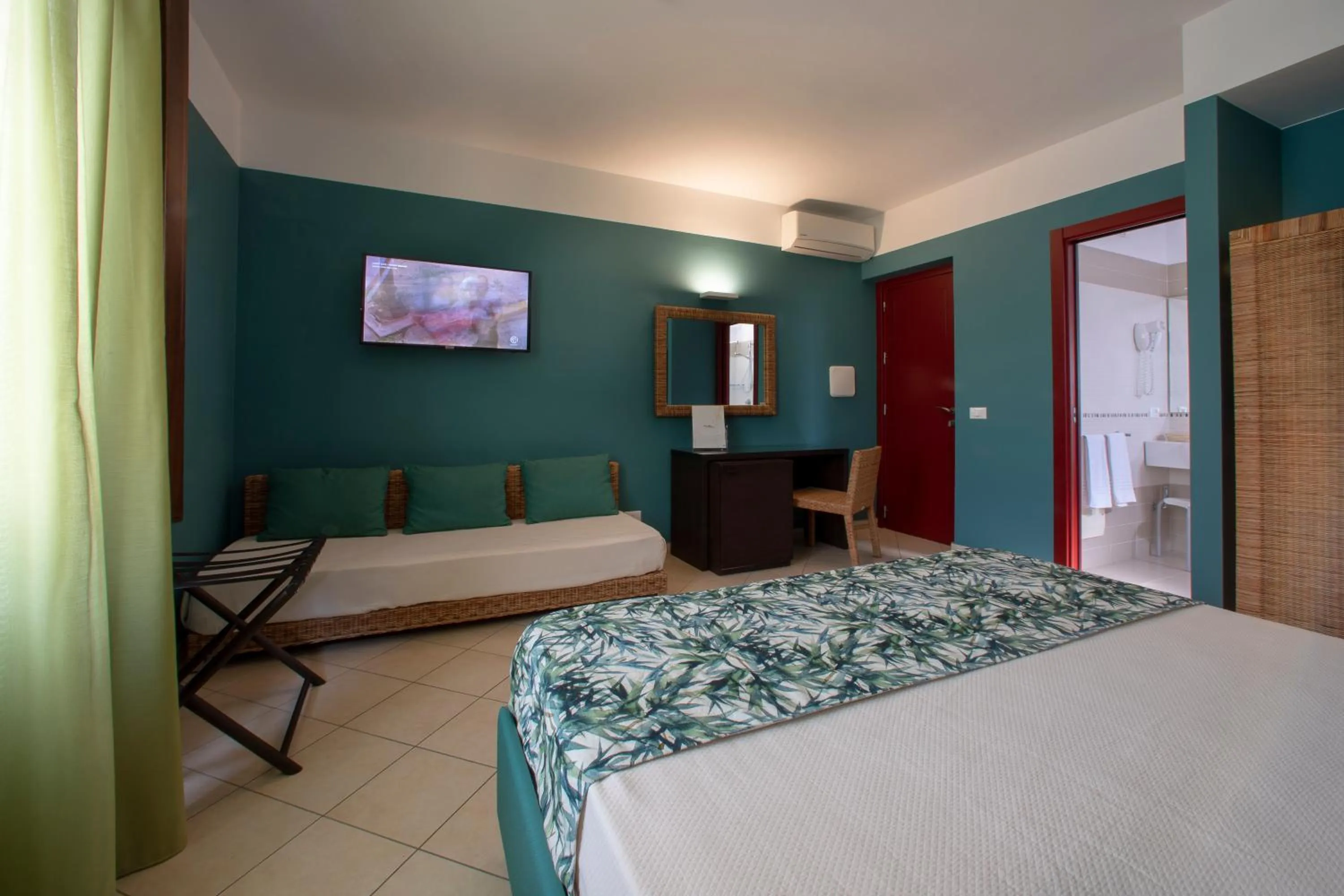 Photo of the whole room, Bed in Insula Hotel