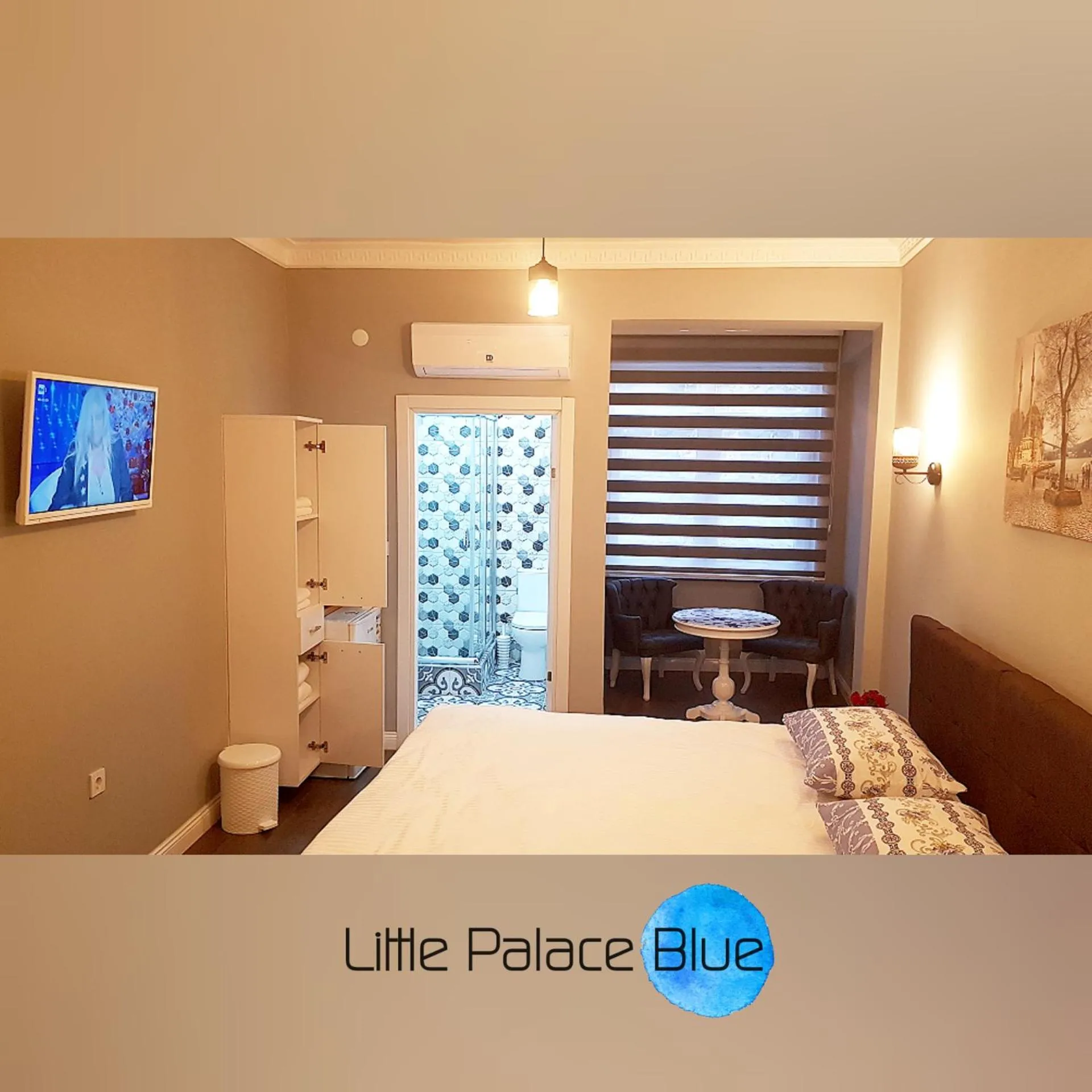 Kitchen or kitchenette, Bed in Little Palace Blue Apartment