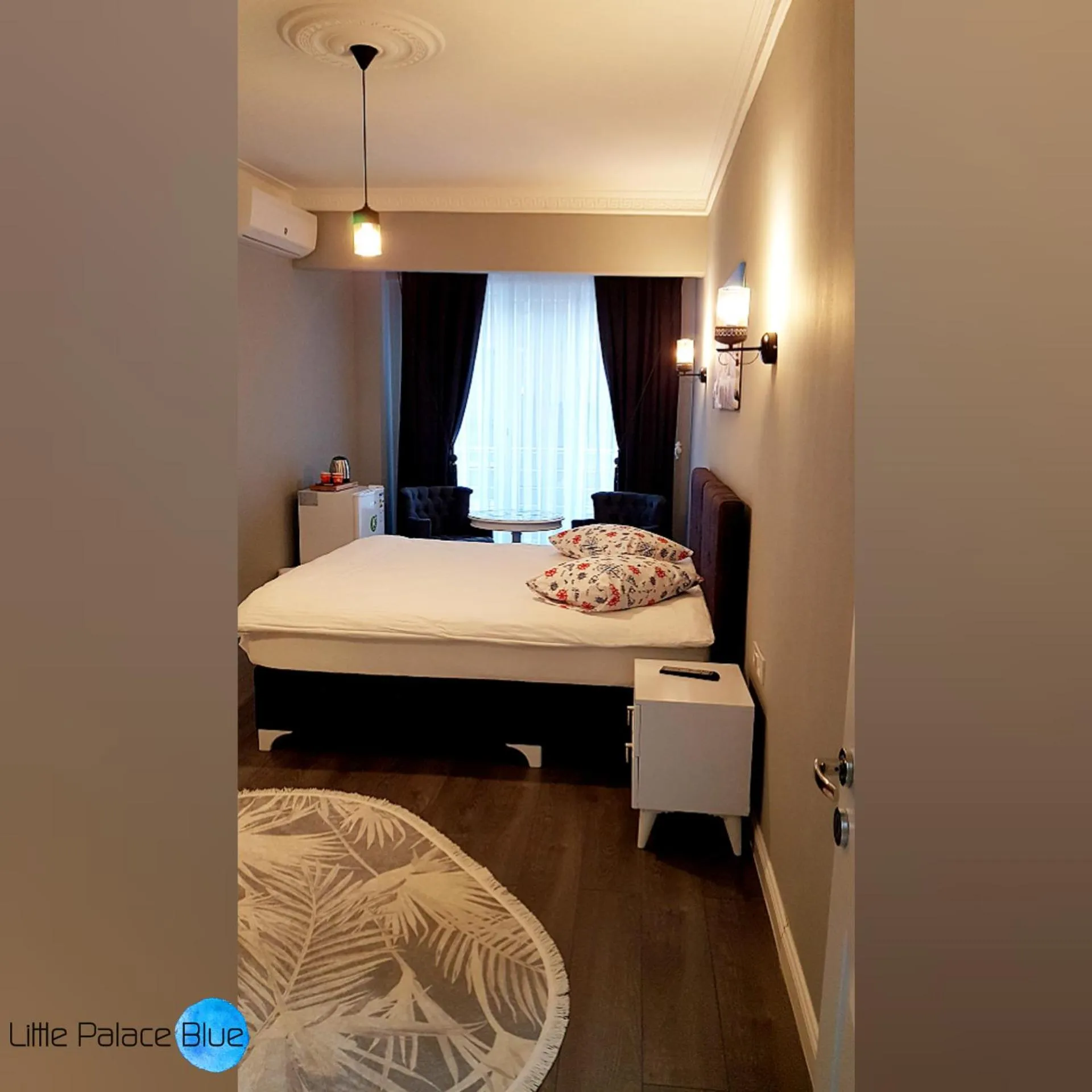 Photo of the whole room, Bed in Little Palace Blue Apartment