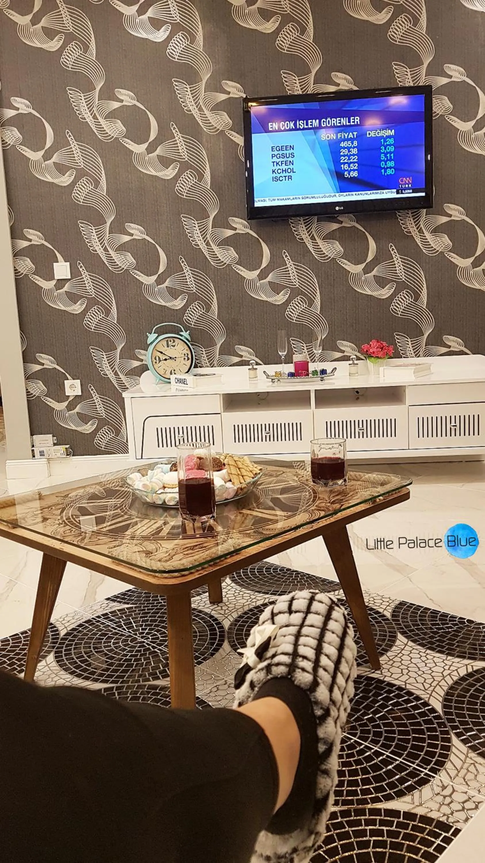 Communal lounge/ TV room in Little Palace Blue Apartment