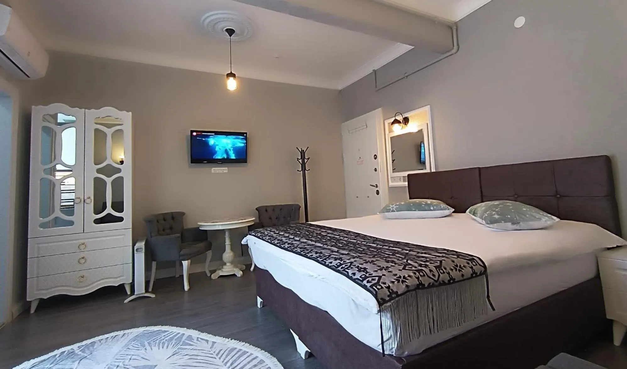 Shower, Bed in Little Palace Blue Apartment