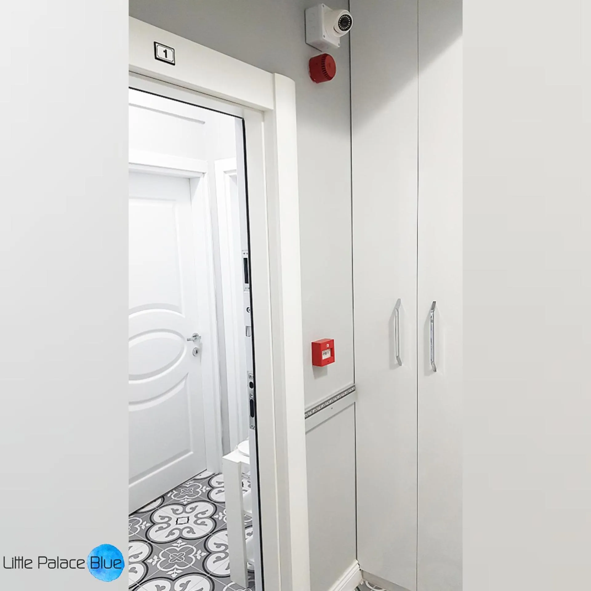 Bathroom in Little Palace Blue Apartment