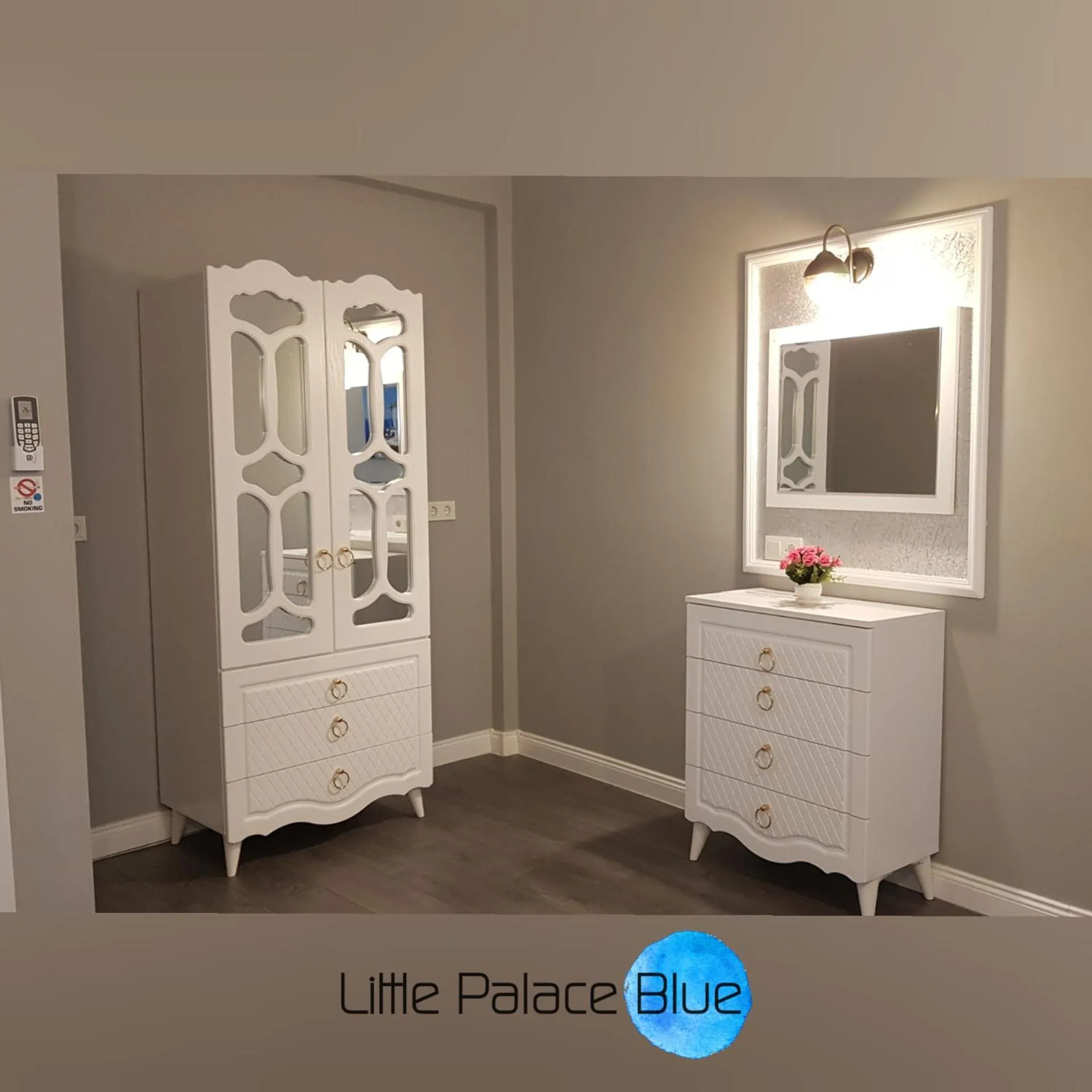 Communal lounge/ TV room in Little Palace Blue Apartment