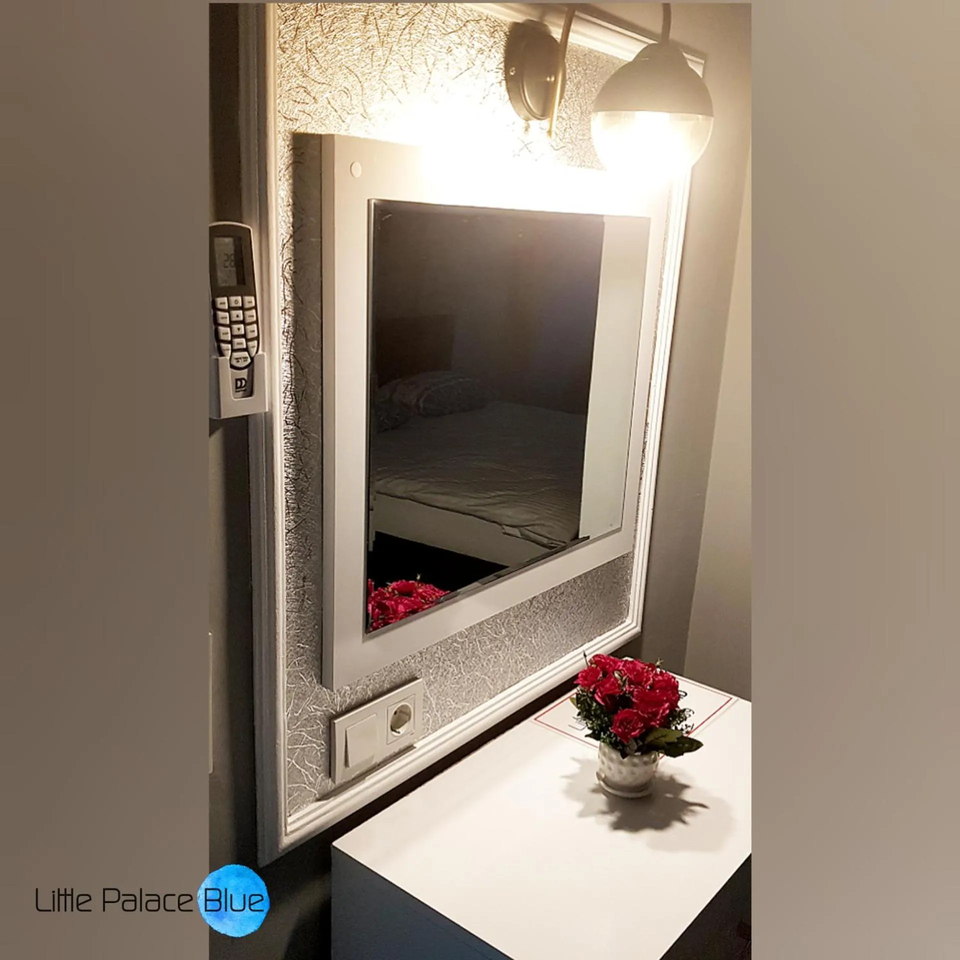 Communal lounge/ TV room in Little Palace Blue Apartment