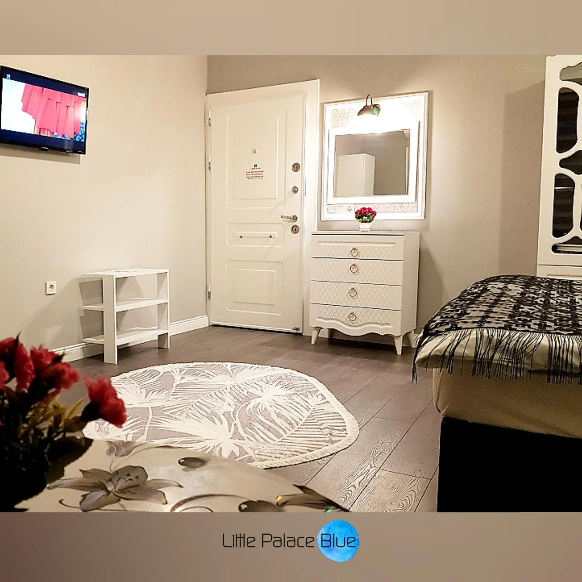 Communal lounge/ TV room, Bed in Little Palace Blue Apartment