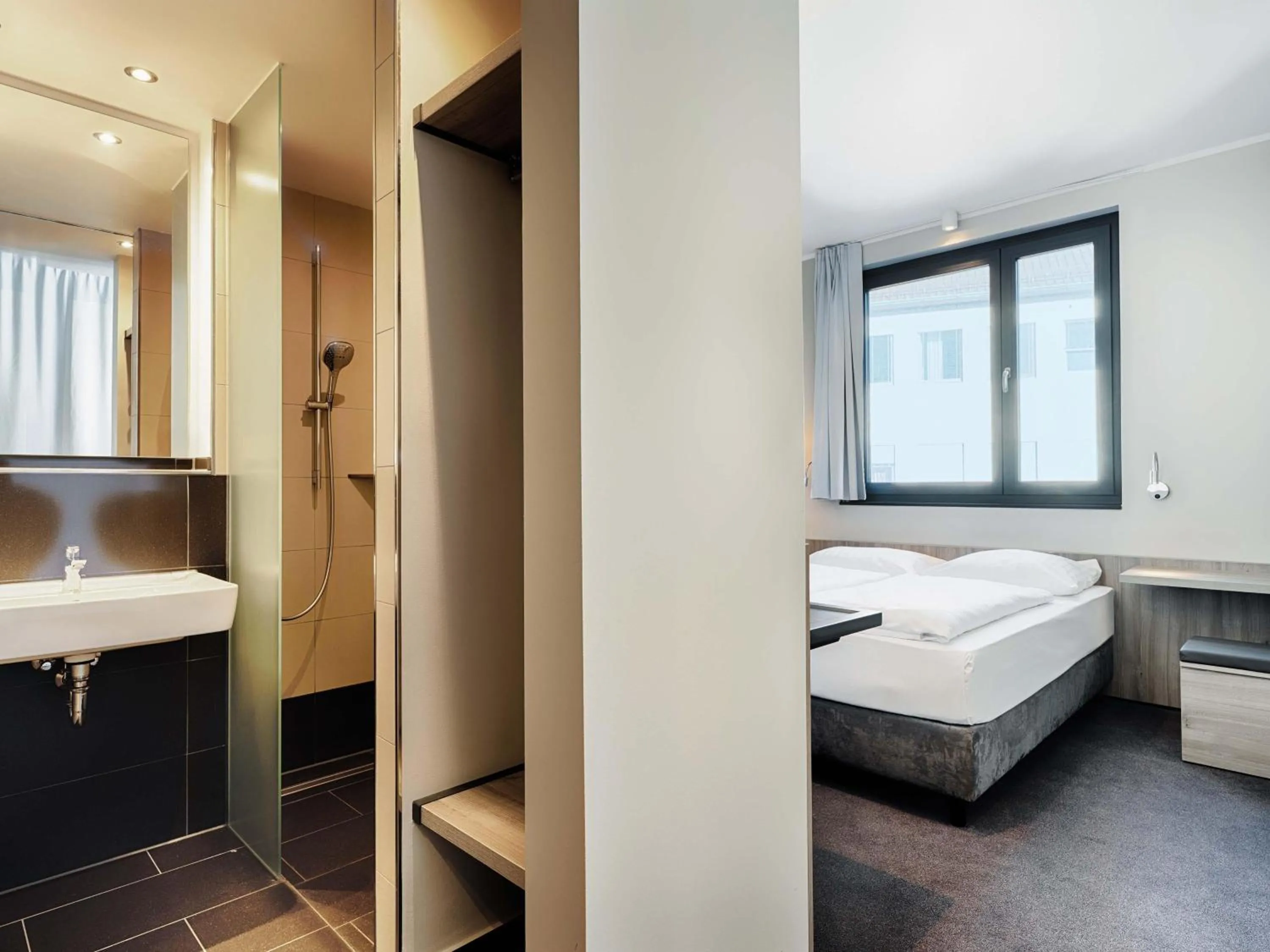 Shower, Bed in B&B Hotel Nürnberg-Plärrer