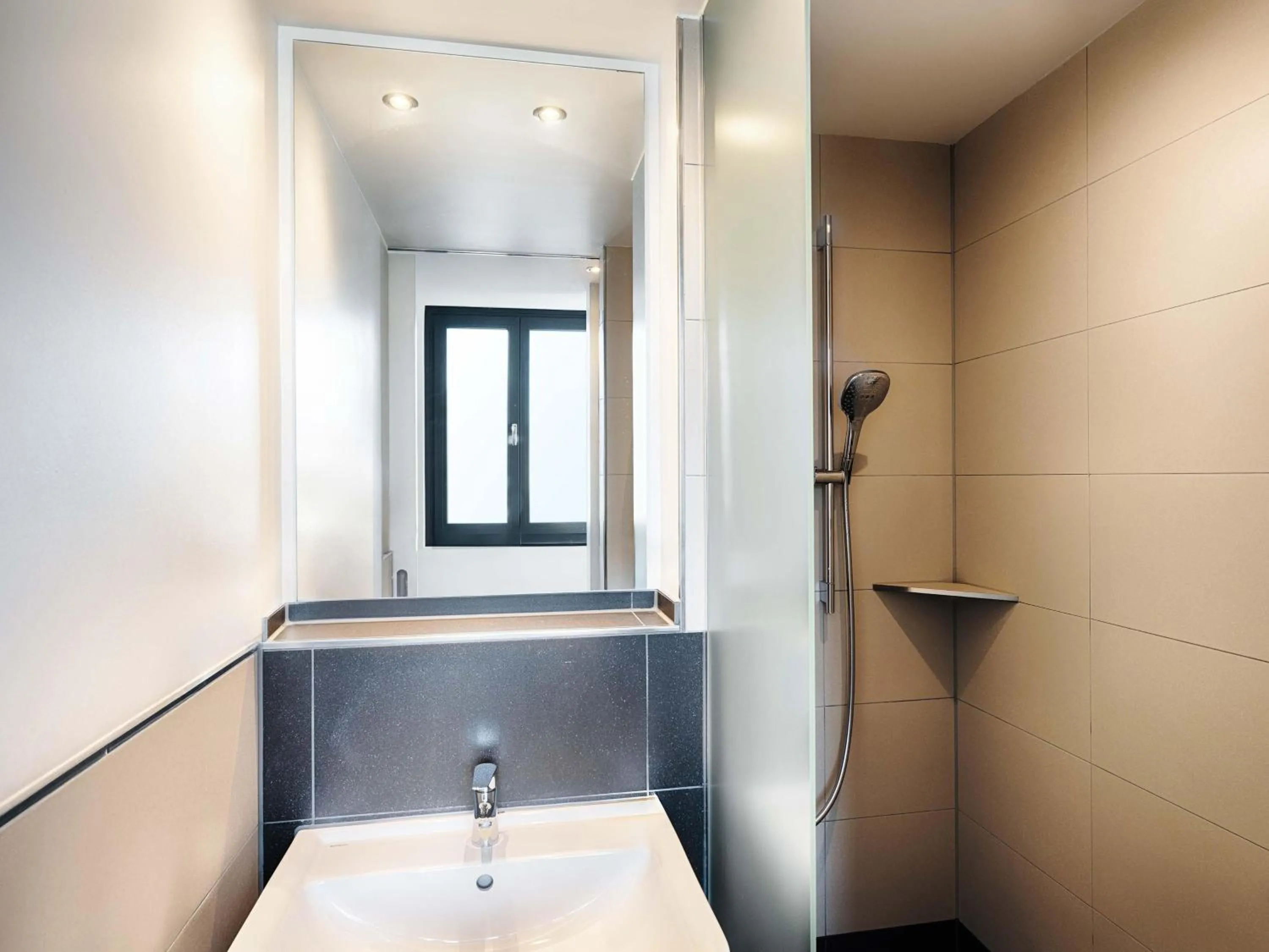 Shower in B&B Hotel Nürnberg-Plärrer