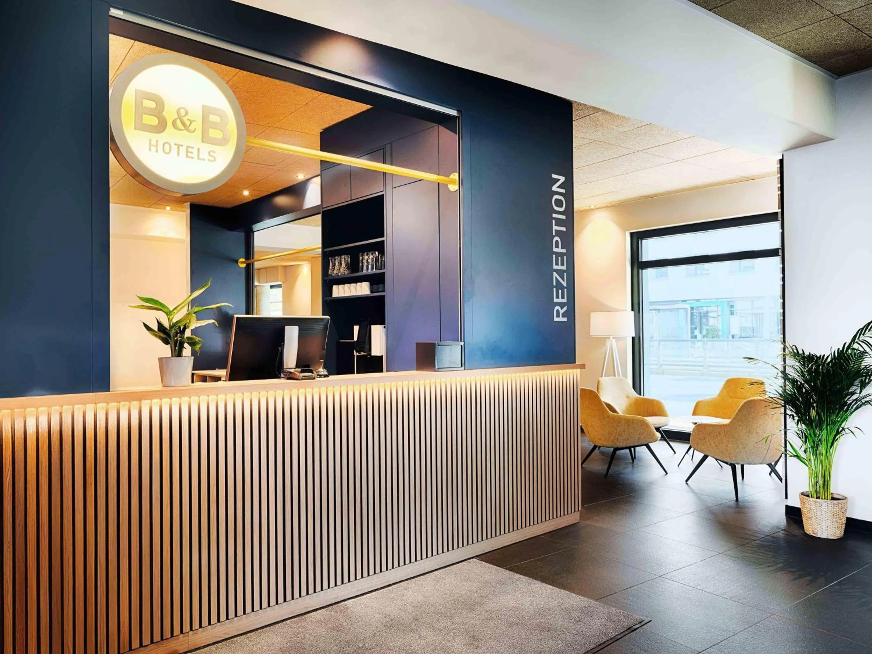 Lobby or reception in B&B Hotel Nürnberg-Plärrer