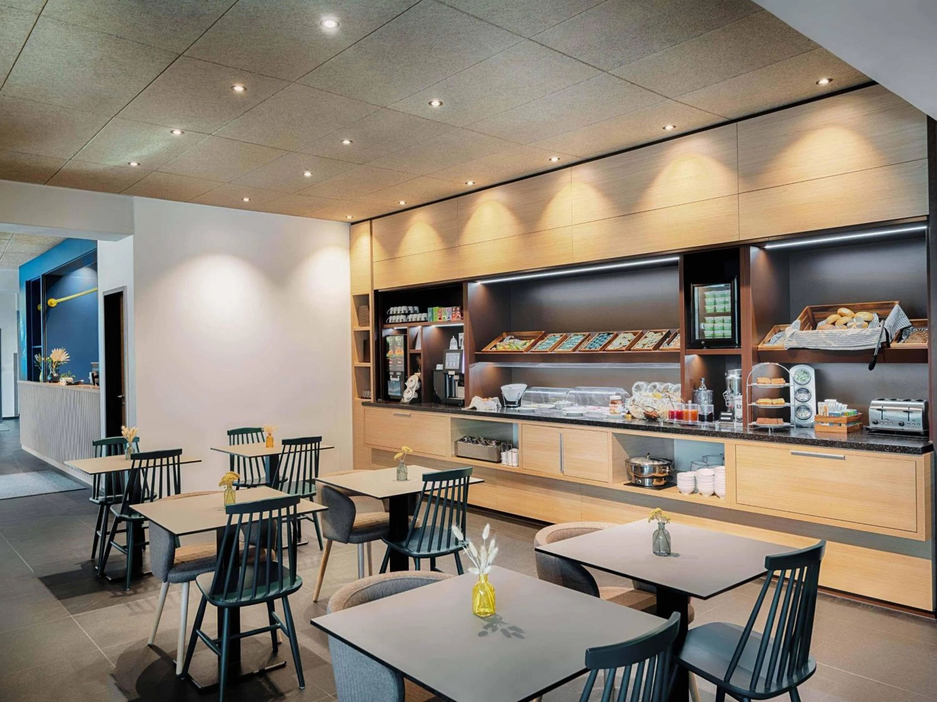 Lounge or bar in B&B Hotel Nürnberg-Plärrer