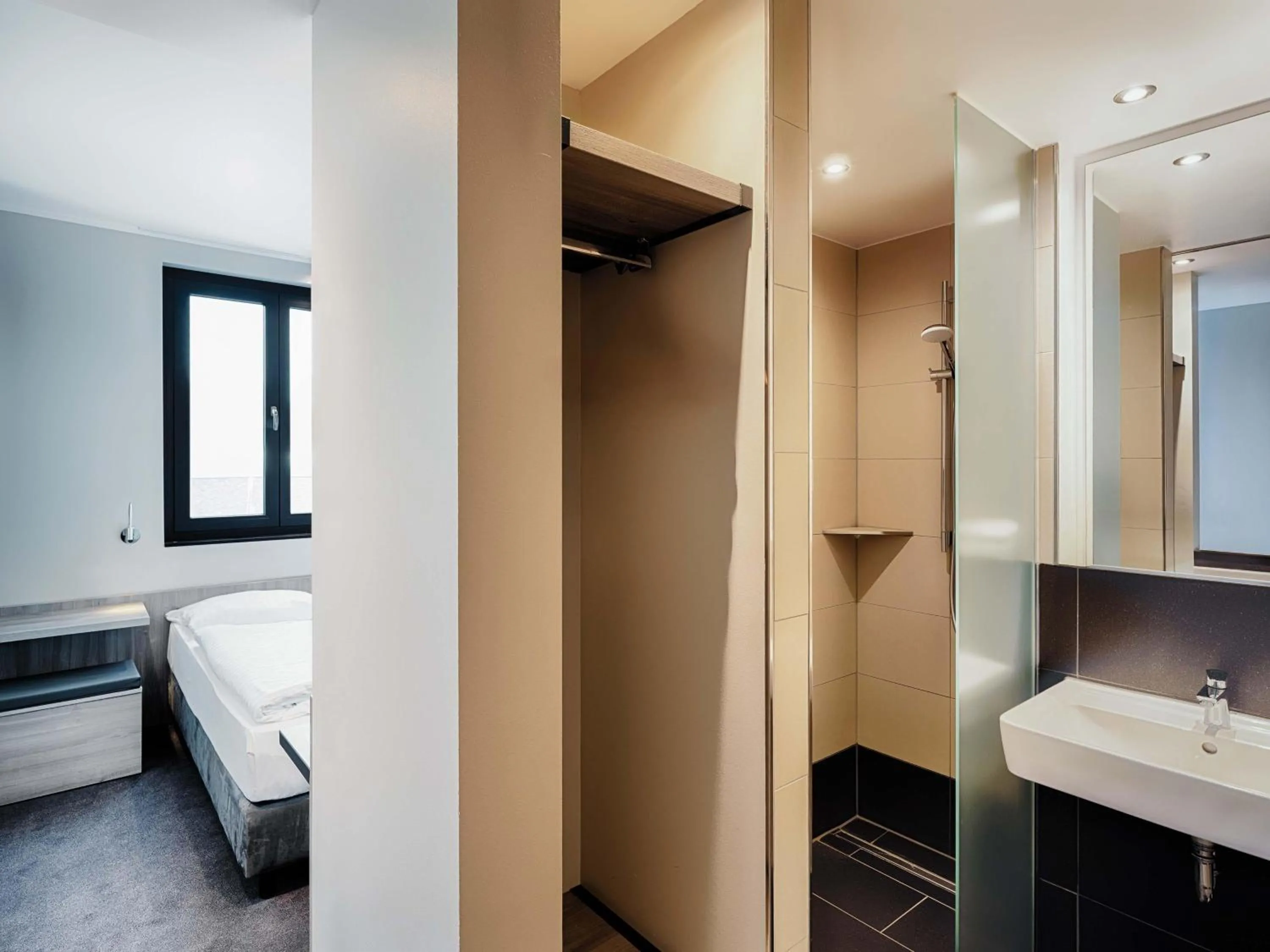 Bathroom, Bed in B&B Hotel Nürnberg-Plärrer