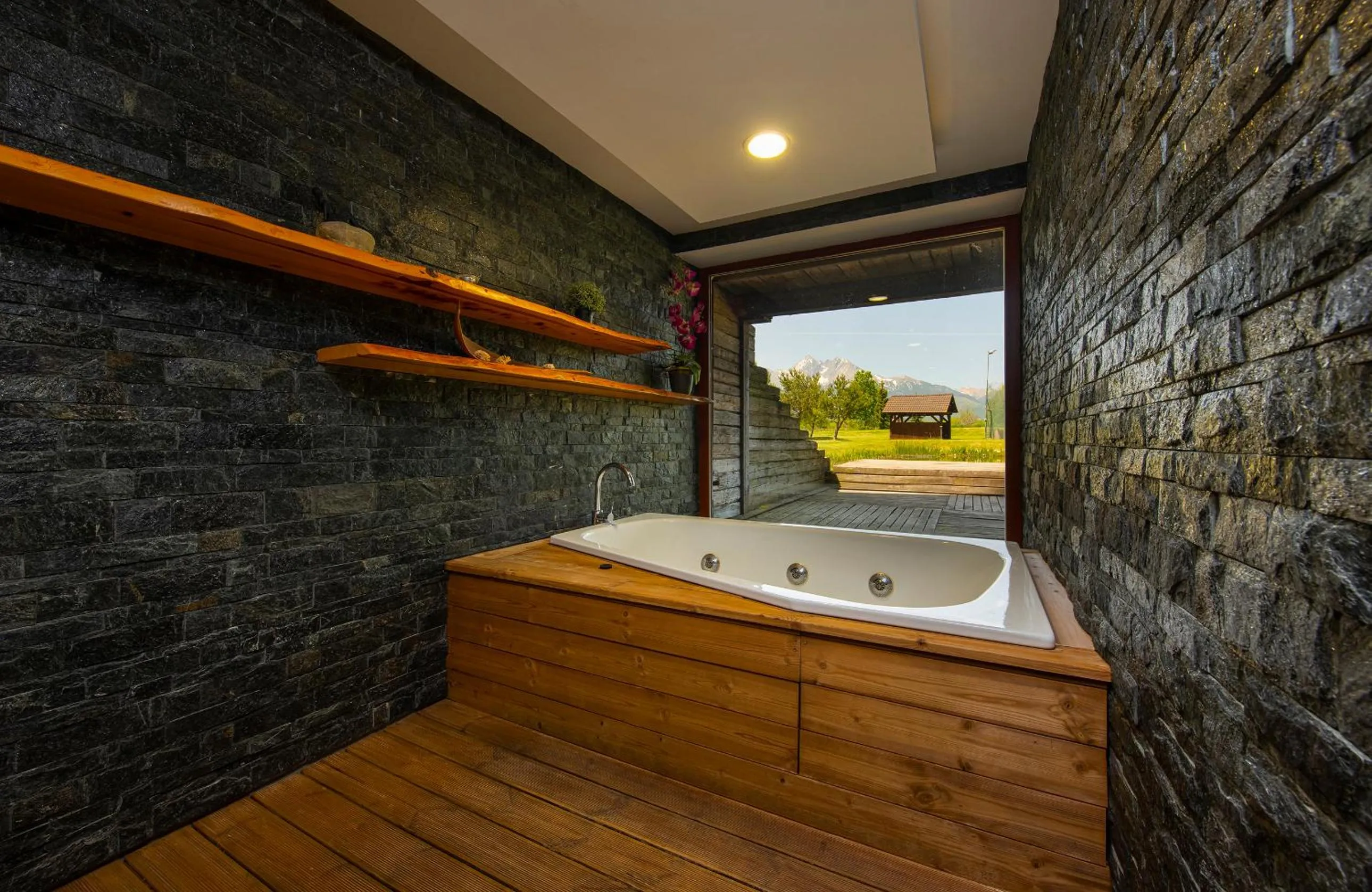 Hot Tub in Apartmany Sileas