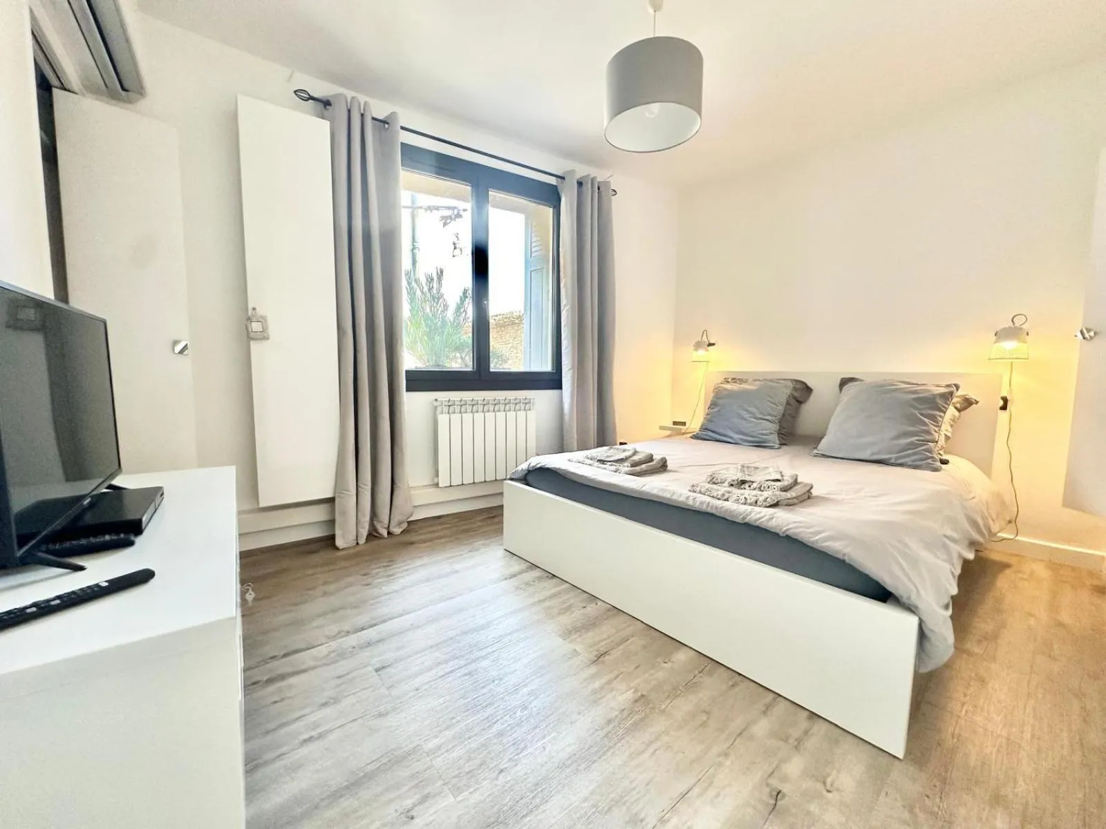 Bedroom, Bed in Home 12 les Vignes