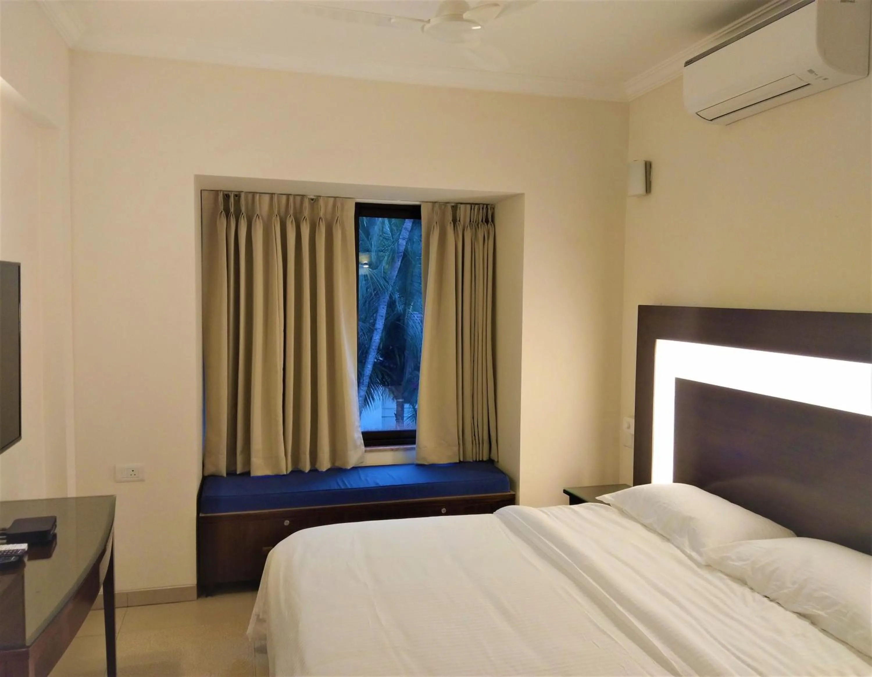 Bedroom, Bed in Casa Legend Suites Candolim Goa