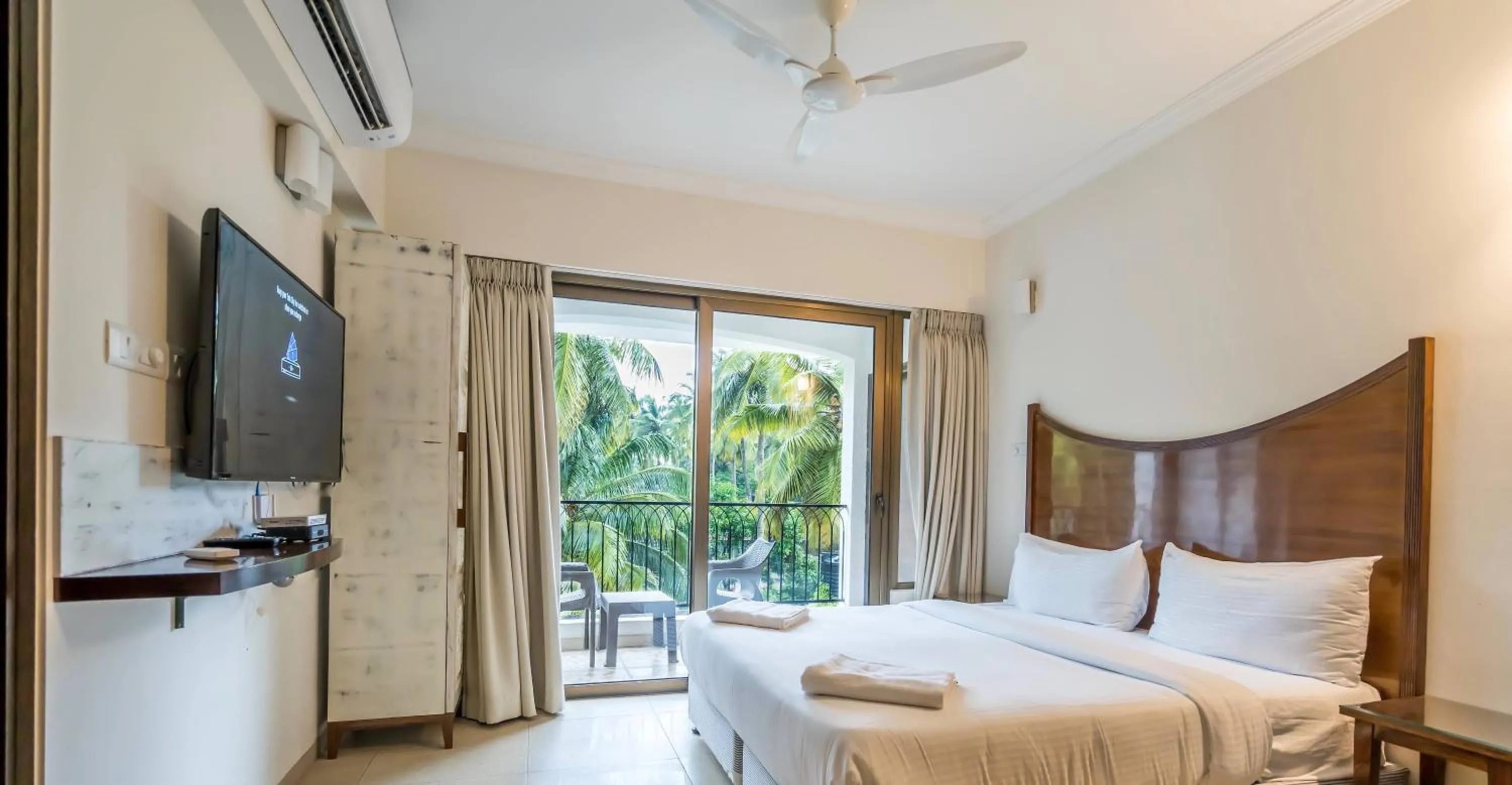 Balcony/Terrace, Bed in Casa Legend Suites Candolim Goa