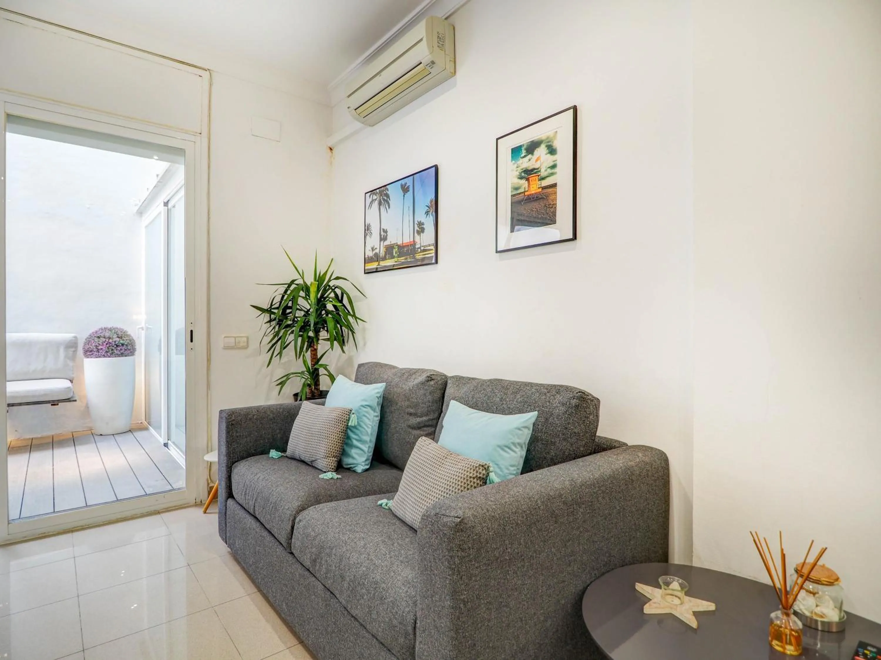 White Center Apartment by Hello Homes Sitges