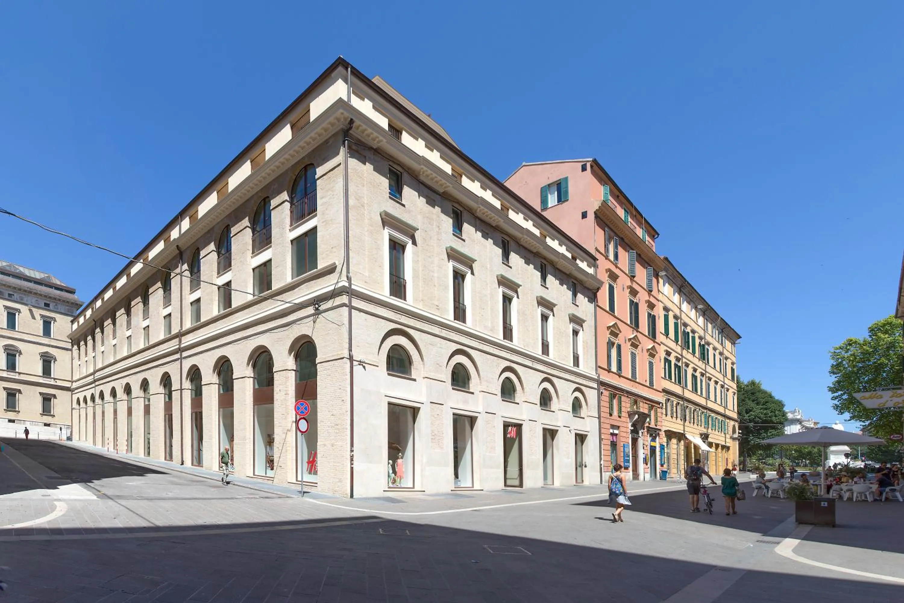 Property building in Metropolitan Suites