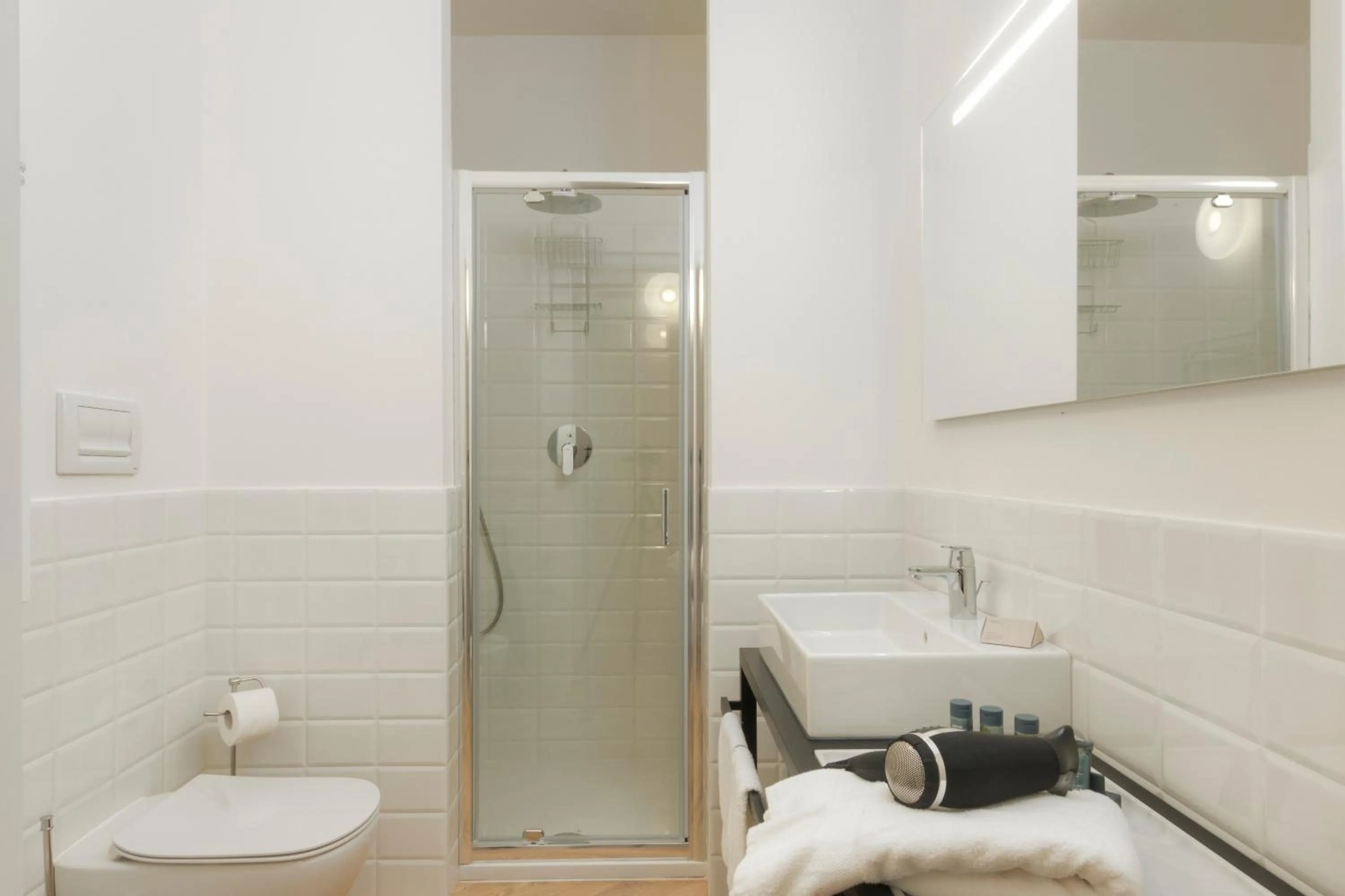 Shower in Metropolitan Suites