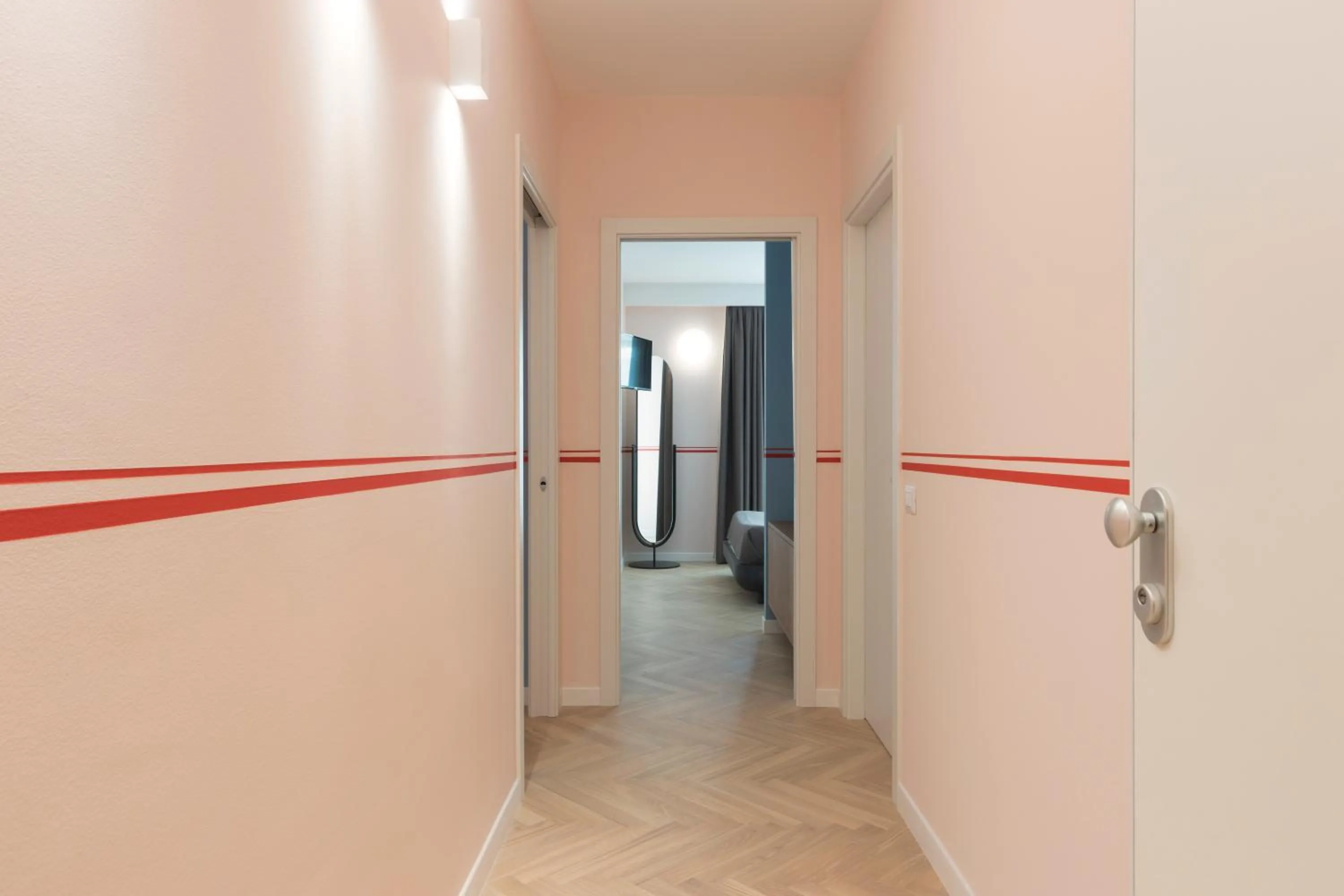 Photo of the whole room in Metropolitan Suites