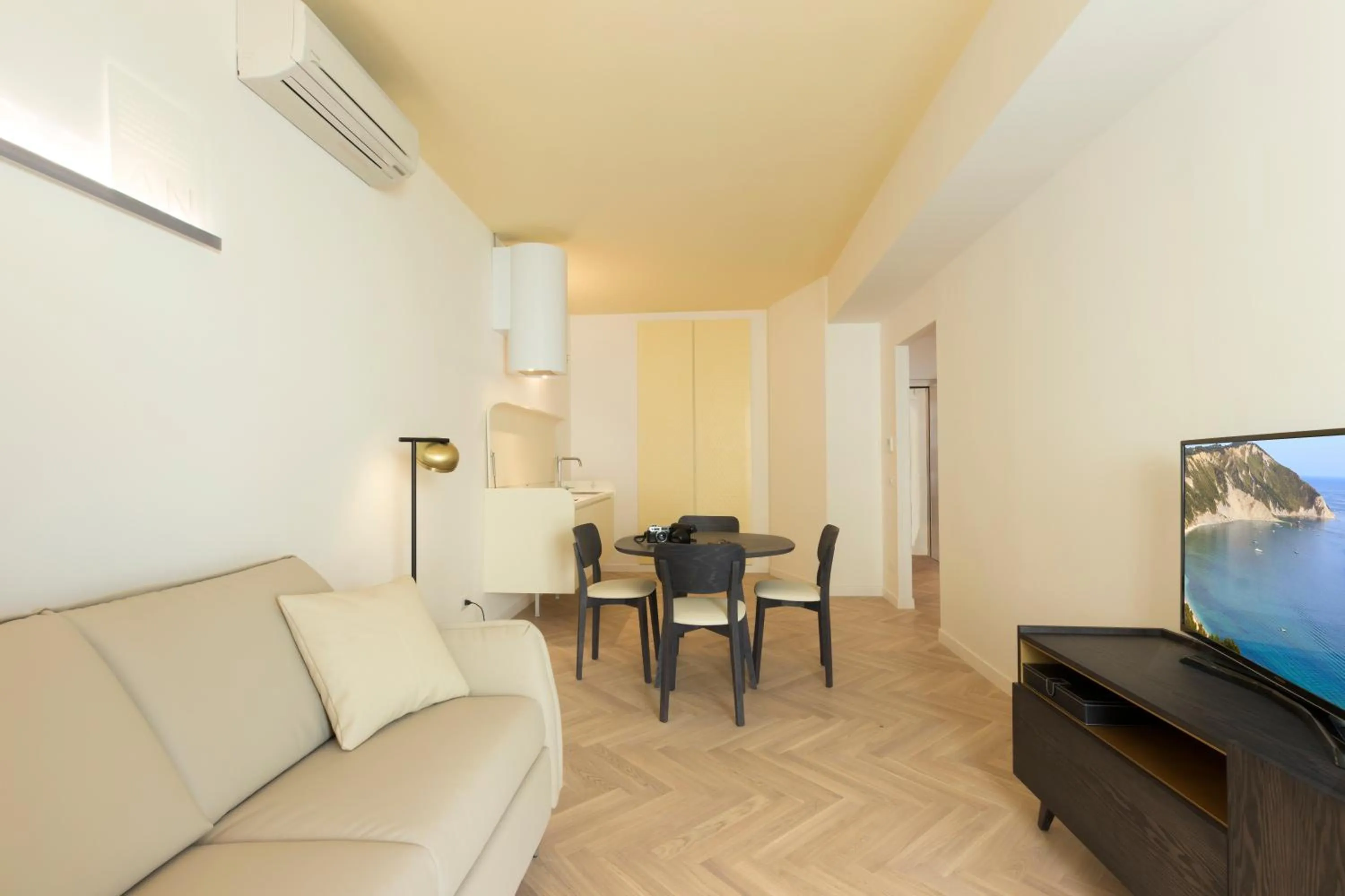 Communal lounge/ TV room in Metropolitan Suites