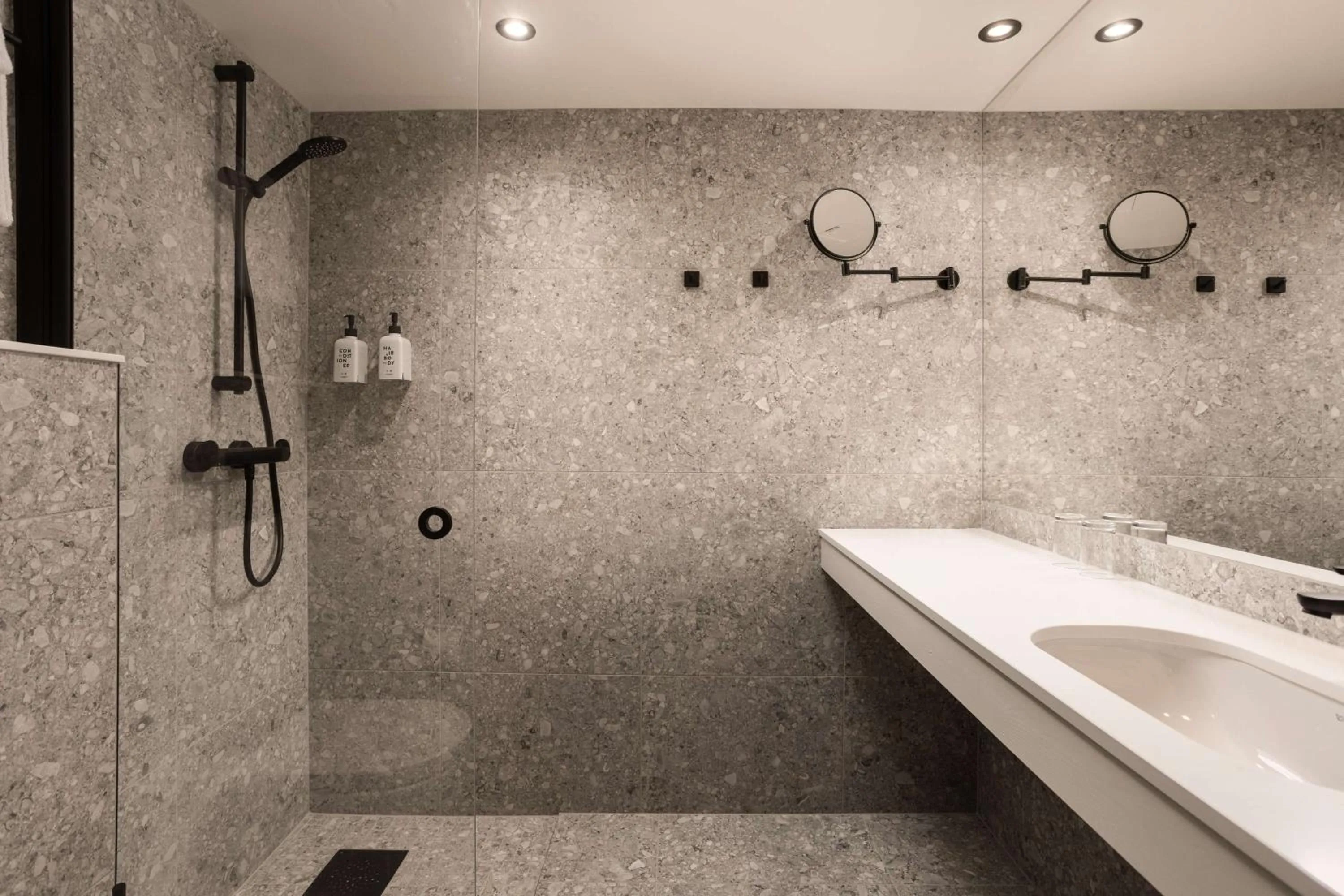 Bathroom in Scandic Victoria Oslo