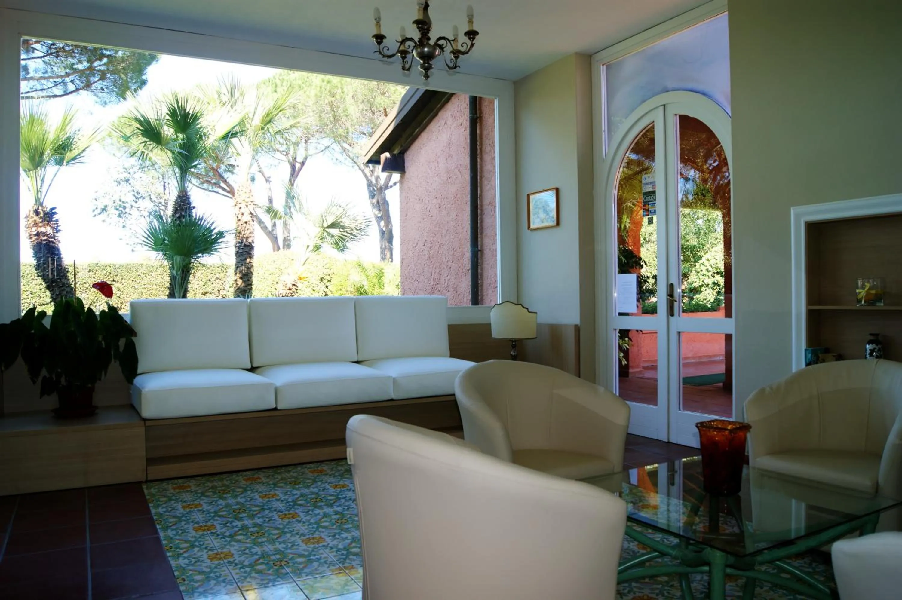 Communal lounge/ TV room in Hotel Residence Villa San Giovanni