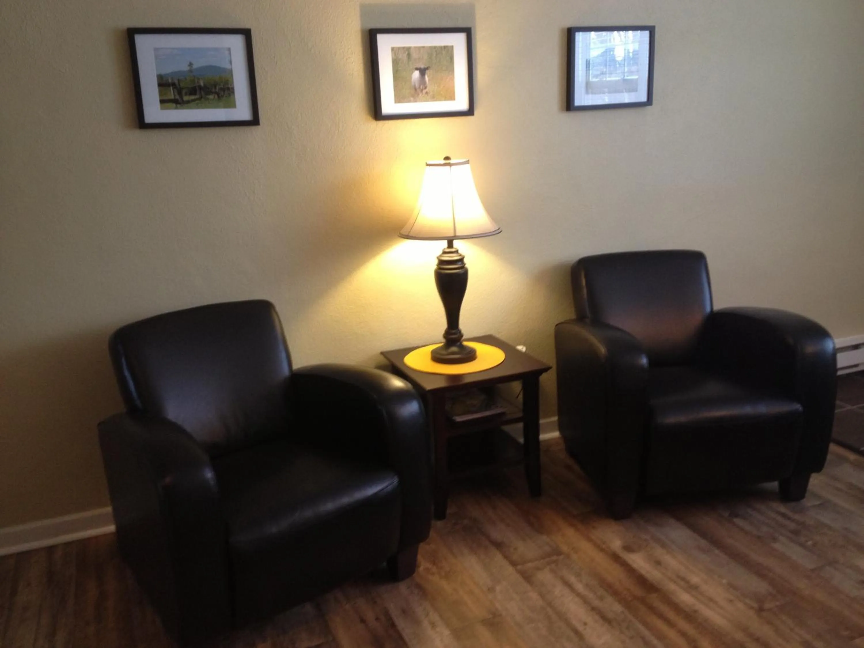 Seating area in Studiotel Bromont