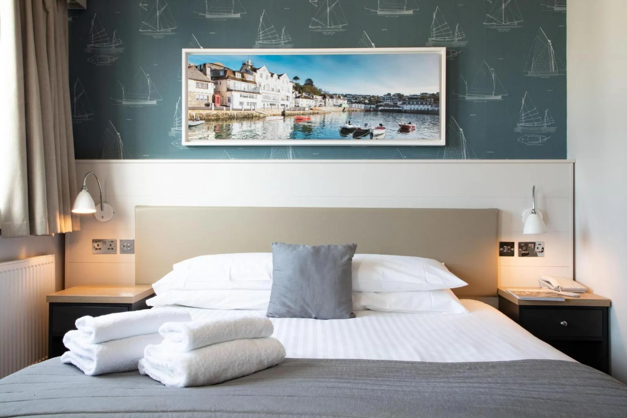 Bed in Ship and Castle Hotel