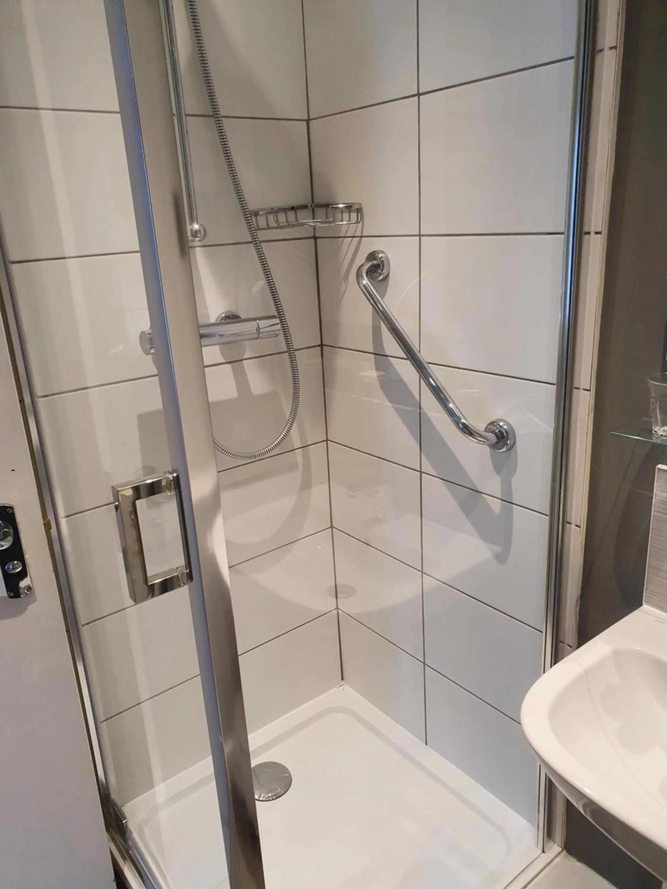 Shower in Ship and Castle Hotel