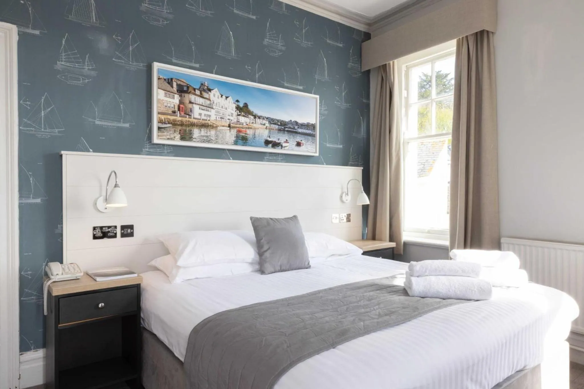 Bed in Ship and Castle Hotel