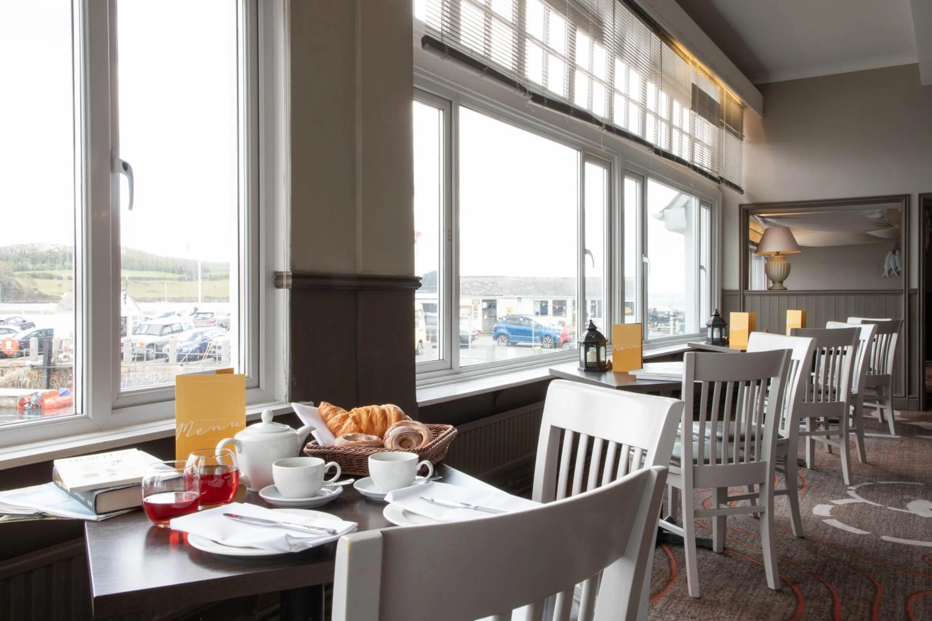 Restaurant/places to eat in Ship and Castle Hotel